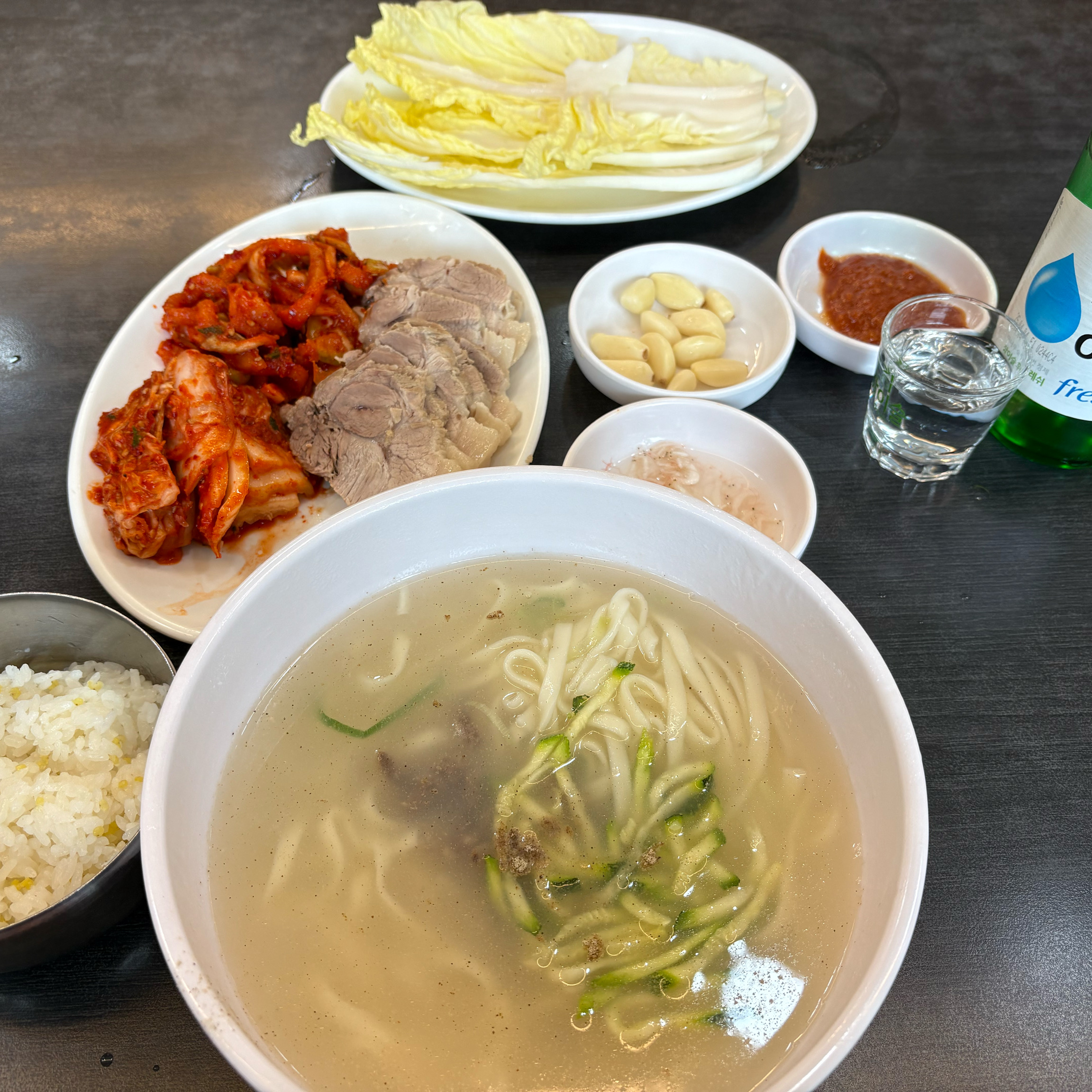 군더더기없이 깔끔합니다 - 성수 맛집 훼미리손칼국수보쌈
