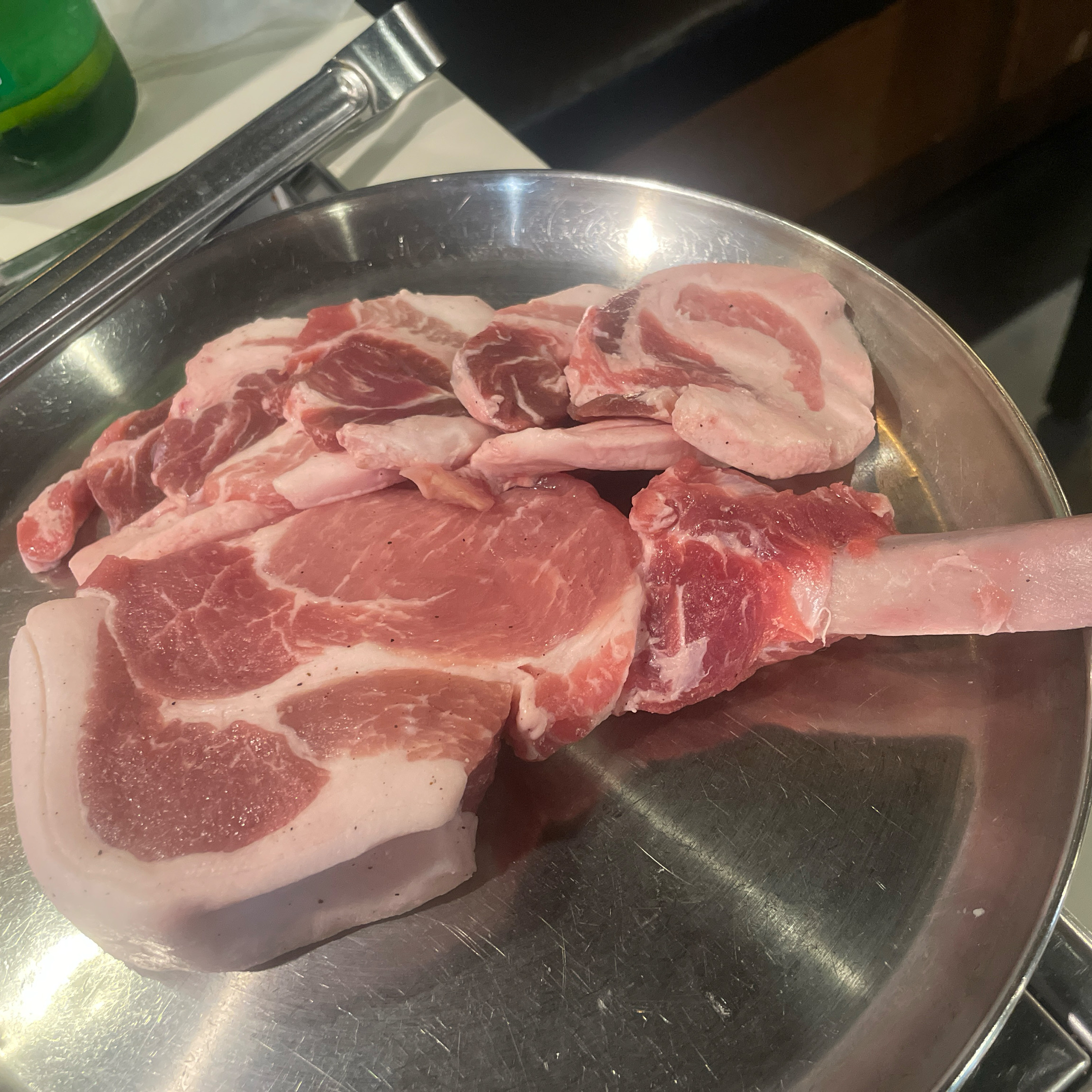 도끼갈비랑 쫄깃살 시켰는데 직접 구워줘서 먹기 편하고 다른데서 흔히 먹는 부위가 아니라 좋
