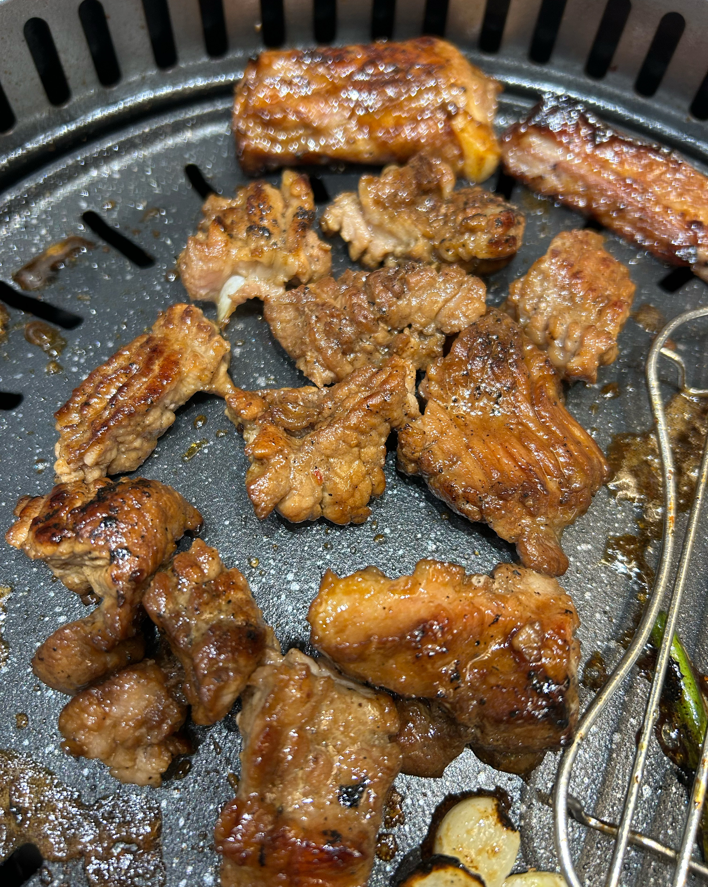 맛있는 갈비집이 있다고 해서 왔는데 고기도 맛있고 반찬도 맛있어요! 반찬들도 정갈하고 셀프