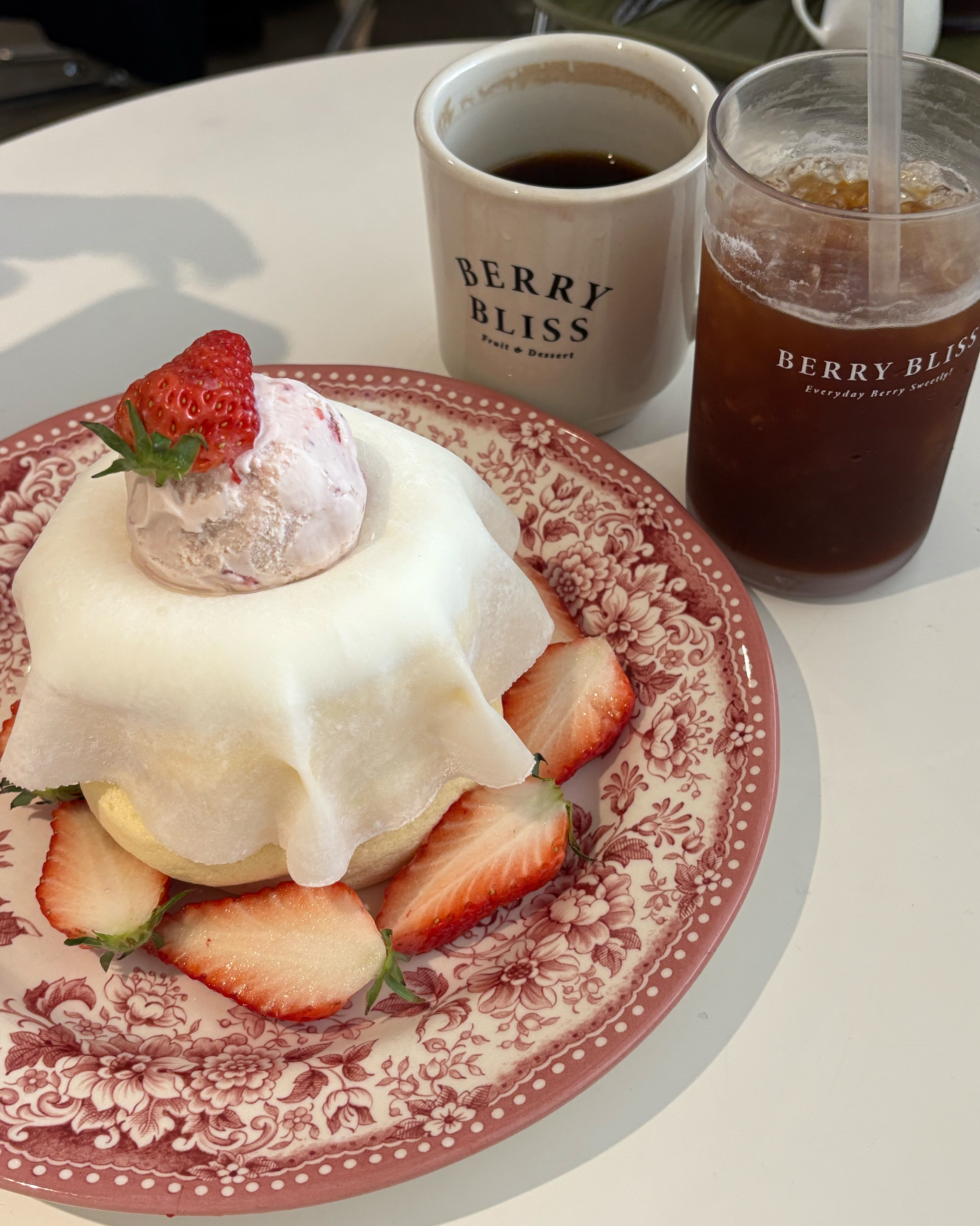 동생이 인스타에서 찾아서 방문했어요~ 커피랑 딸기 모찌 수플레 다 맛있어요👍🏻🫶🏻💗🩷🍰 주