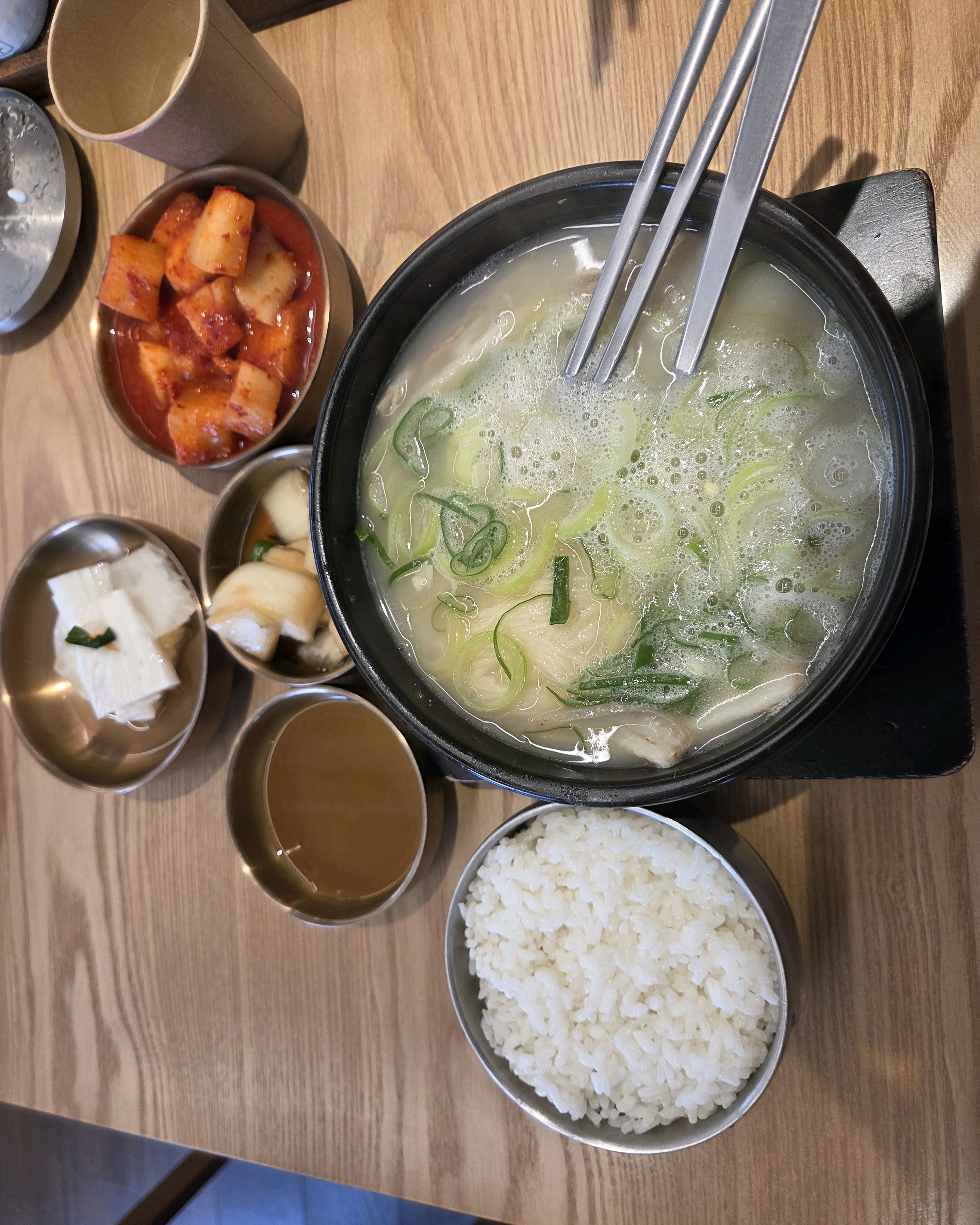 부산줌마로 유명한 국밥집에서 국밥을모두 먹어보았는데 그 못지 않게 진하고 냄새가 나지 않네