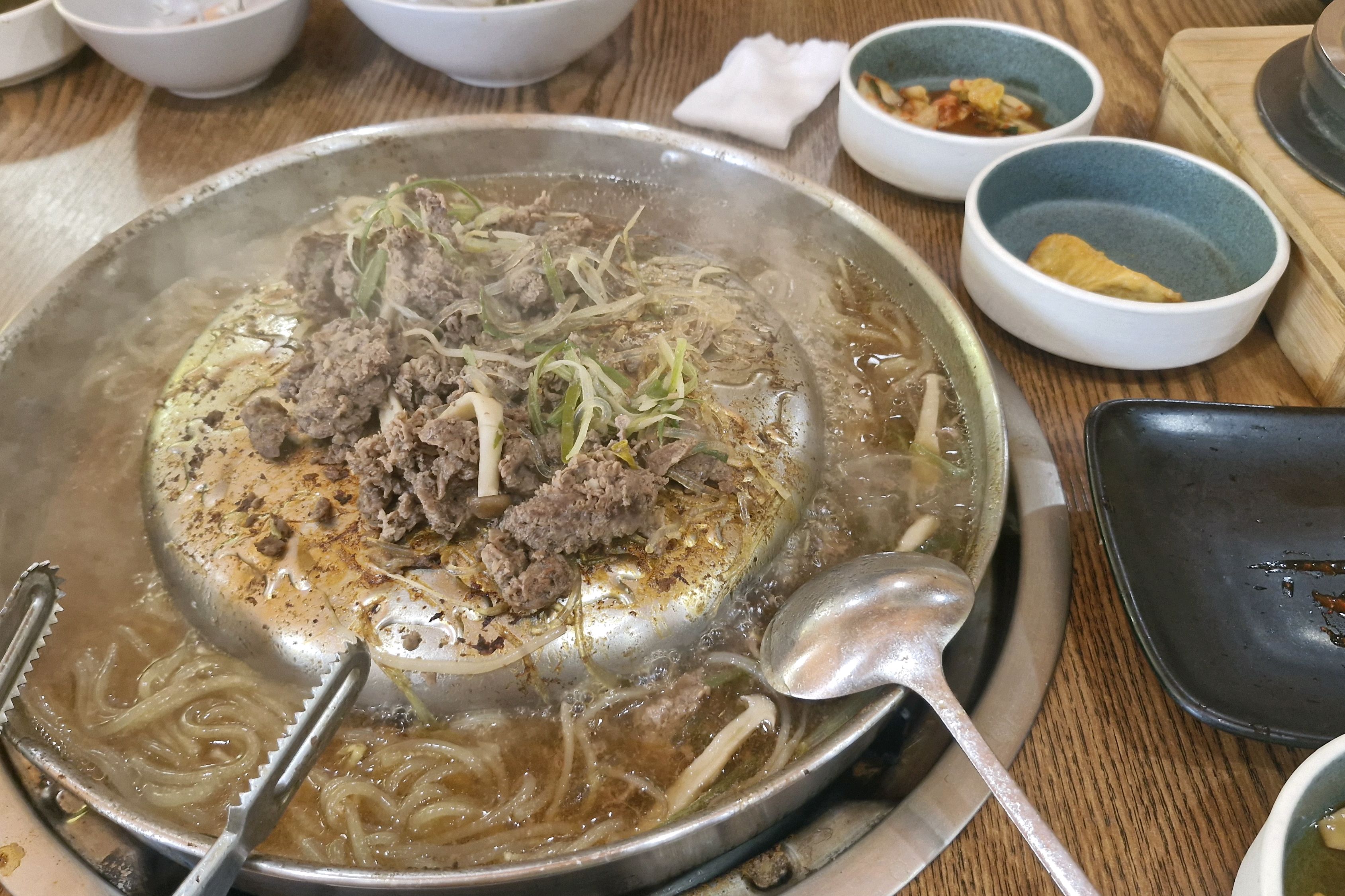 좋아하는 지인들이랑 점심으로 방문했어요~  부드러운 고기랑 담백한 야채 맛있는 밑반찬 정말
