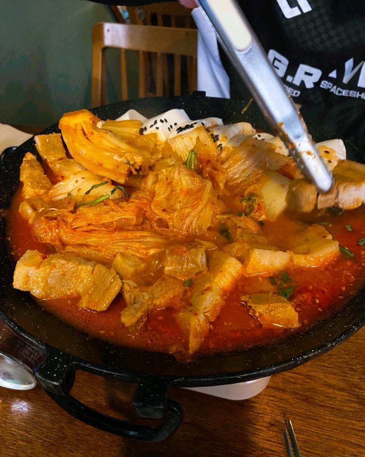 맛있어요. 양많고 가성비로도 괜찮았습니다. 시큼할줄 알았는데 끓이고 나니 꽤 괜찮았고,고기