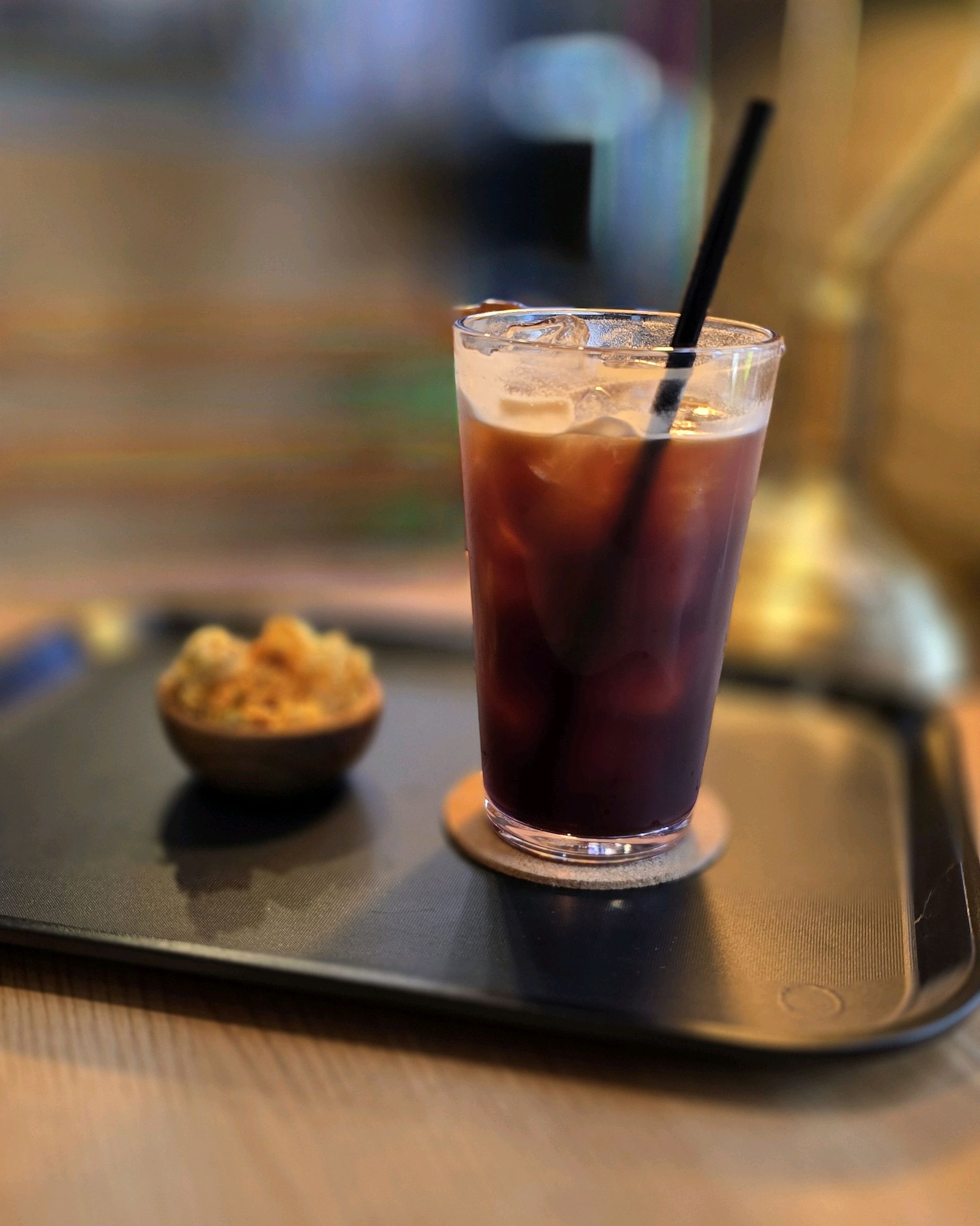 아이스 음료와 팝콘.