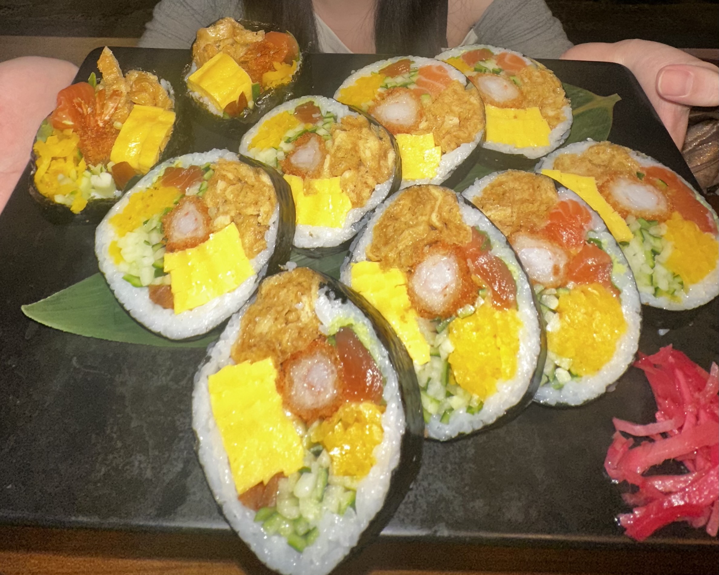 후토마끼 크기가 어마무시해요 넘 맛있어요 그리고 직원 분들이 너무 친절하세요 :) 날씨 좋