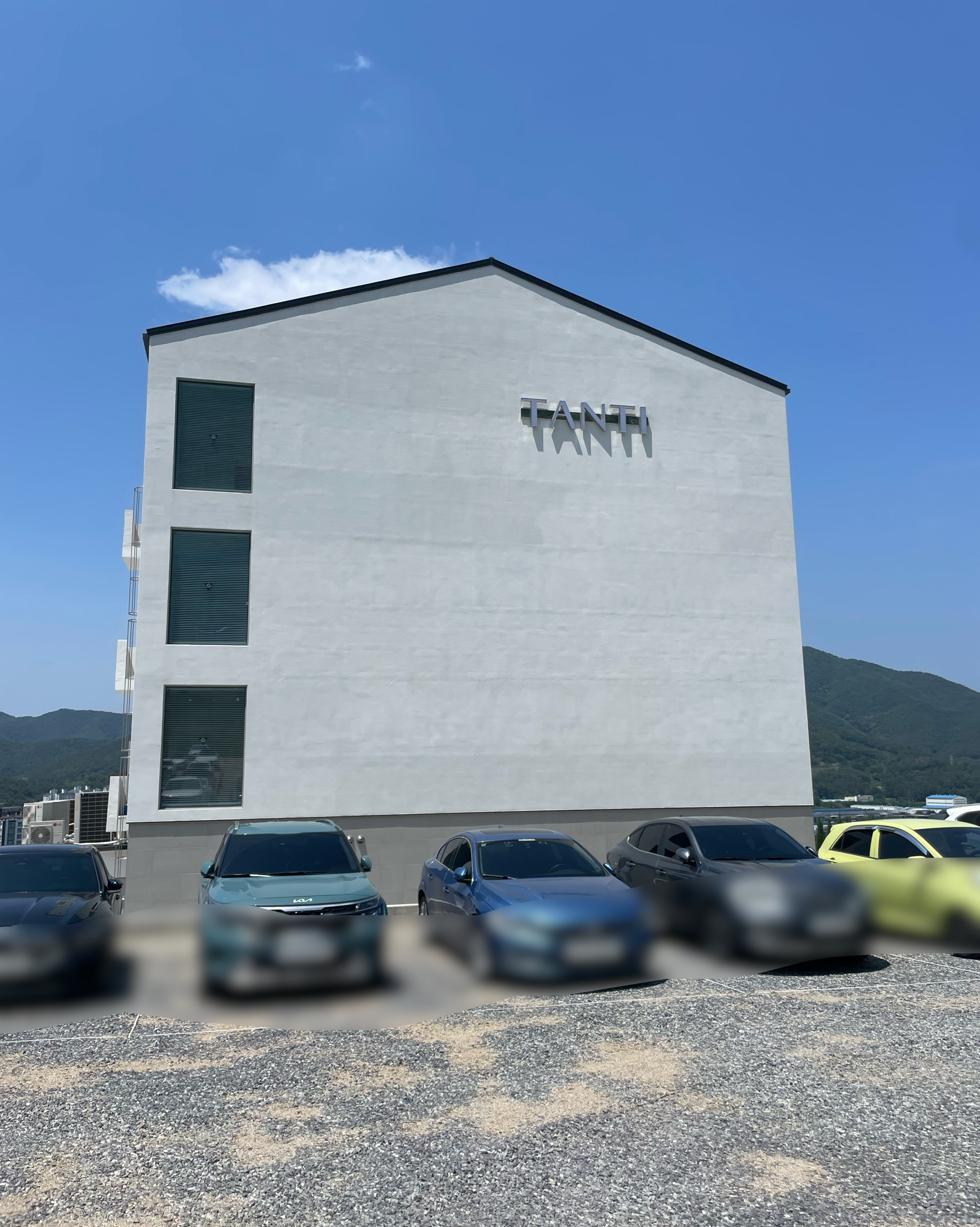 이런 대형카페가 계속 경쟁적으로 생기는데, 업주들은 투자금 회수가 될까?^^“”이 산만디에