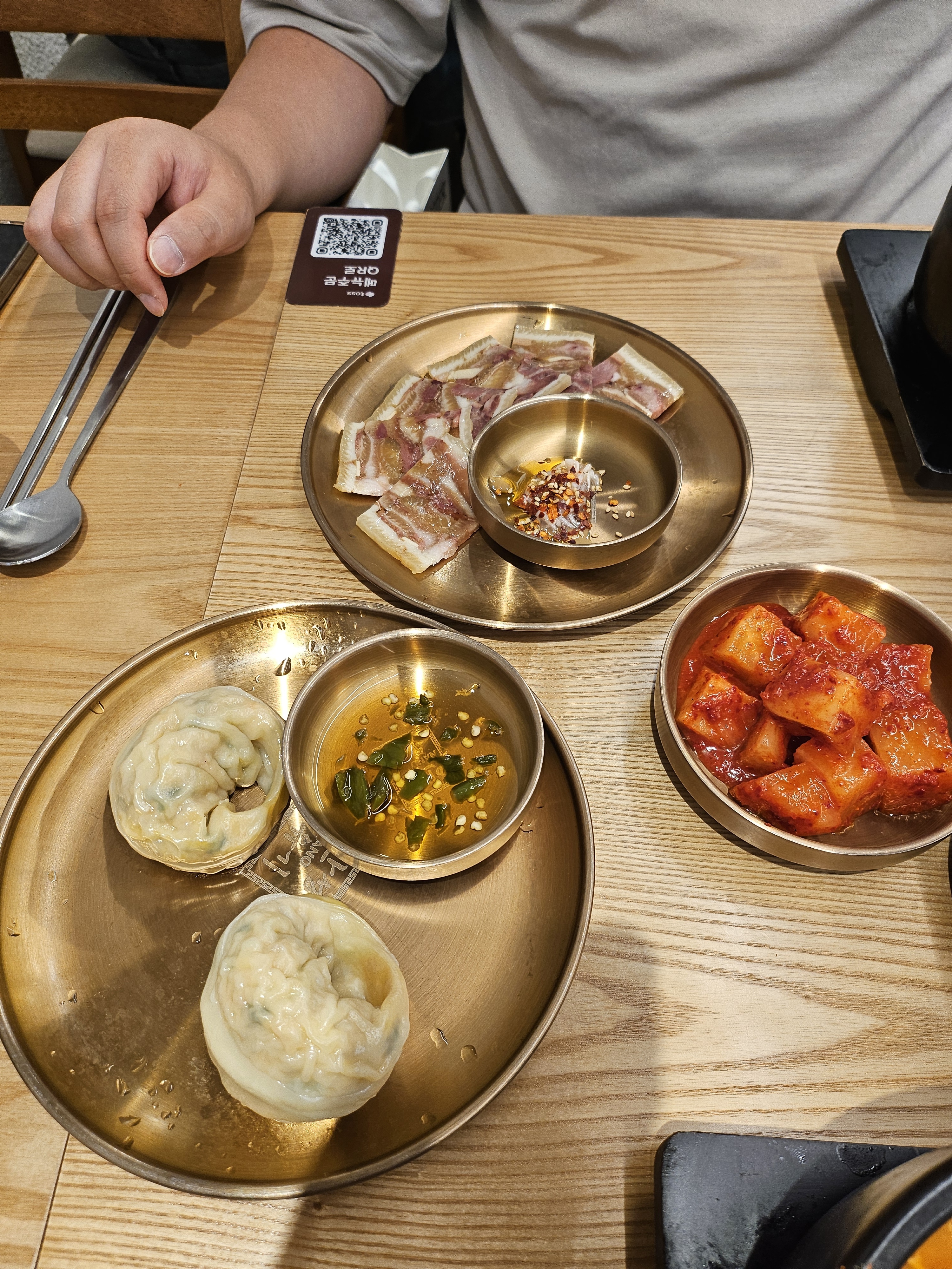 얼큰국밥 주문해서 먹었는데 정말 얼큰하고 국물이 진했어요! 돼지국밥 위에 깻잎은 생각을 못