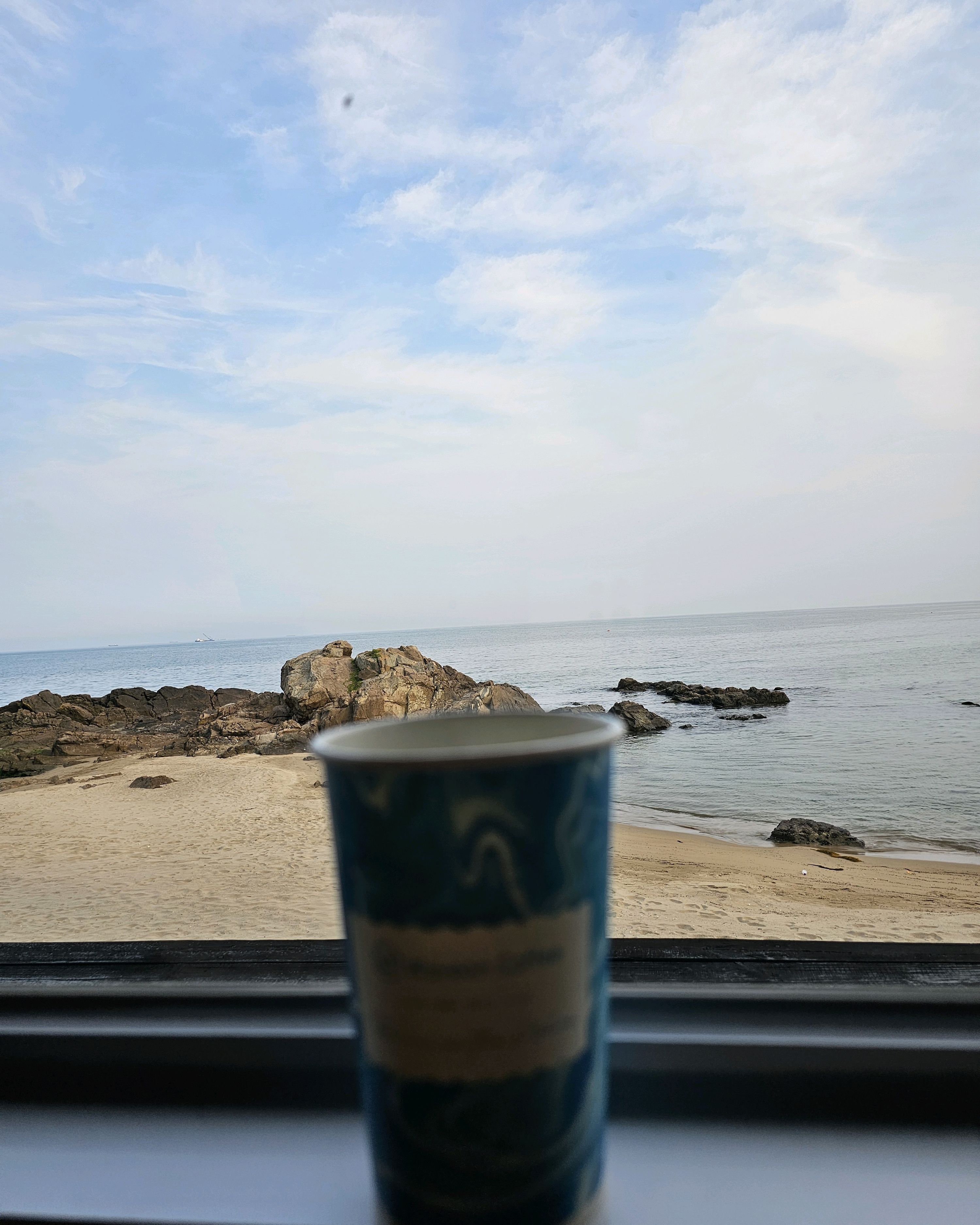 주말이라 자리가 꽉 차서 별채로 왔어요~~ - 부산기장 웨이브온 커피