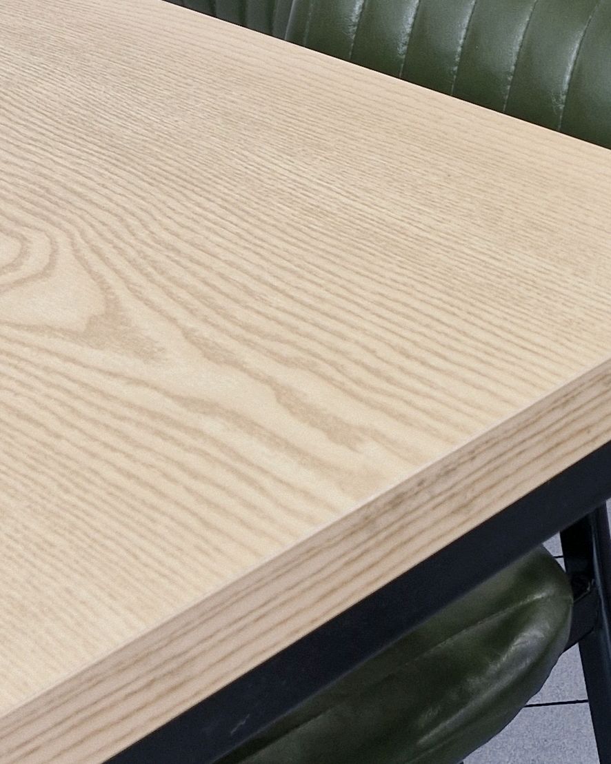 각종 밑반찬이 정갈하게 담긴 작은 접시들.