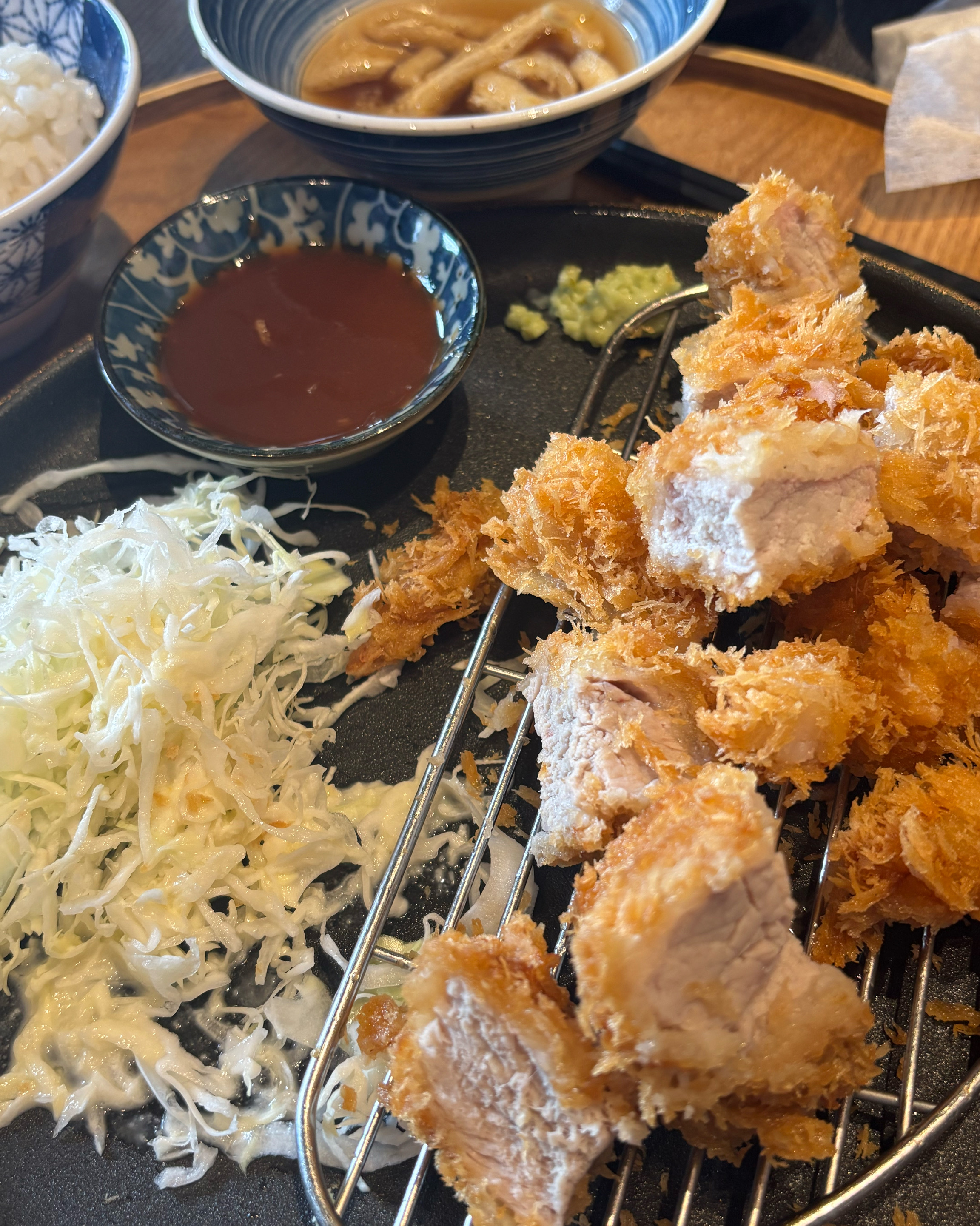 카레가 진짜 너무 맛있어용! 모듬 카츠도 양이 많아서 두 명이서 먹었어요! 직원분들도 친절