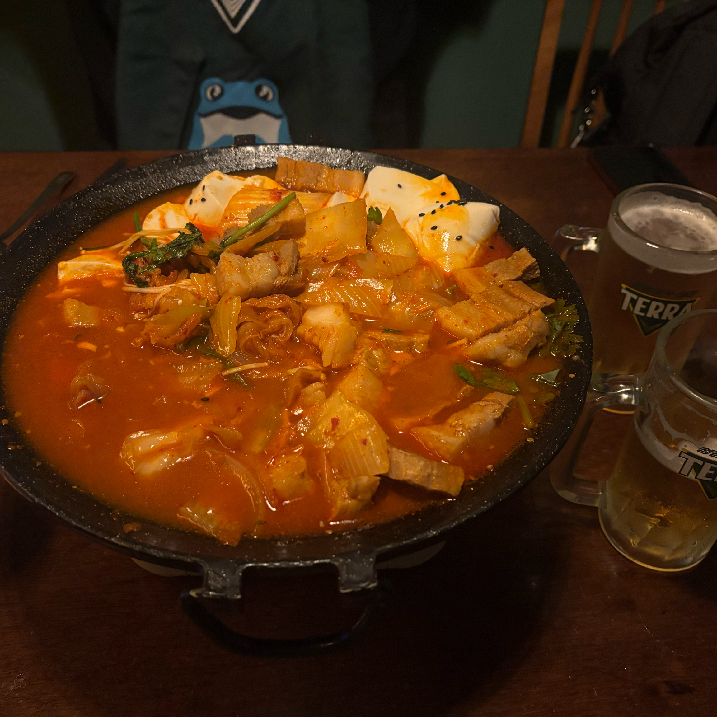 생맥이 받자마자 원샷 때리고 김치찜 보고 흥분해서 사진 찍기도 전에 잘라 버렸어요 ㅎㅎ..