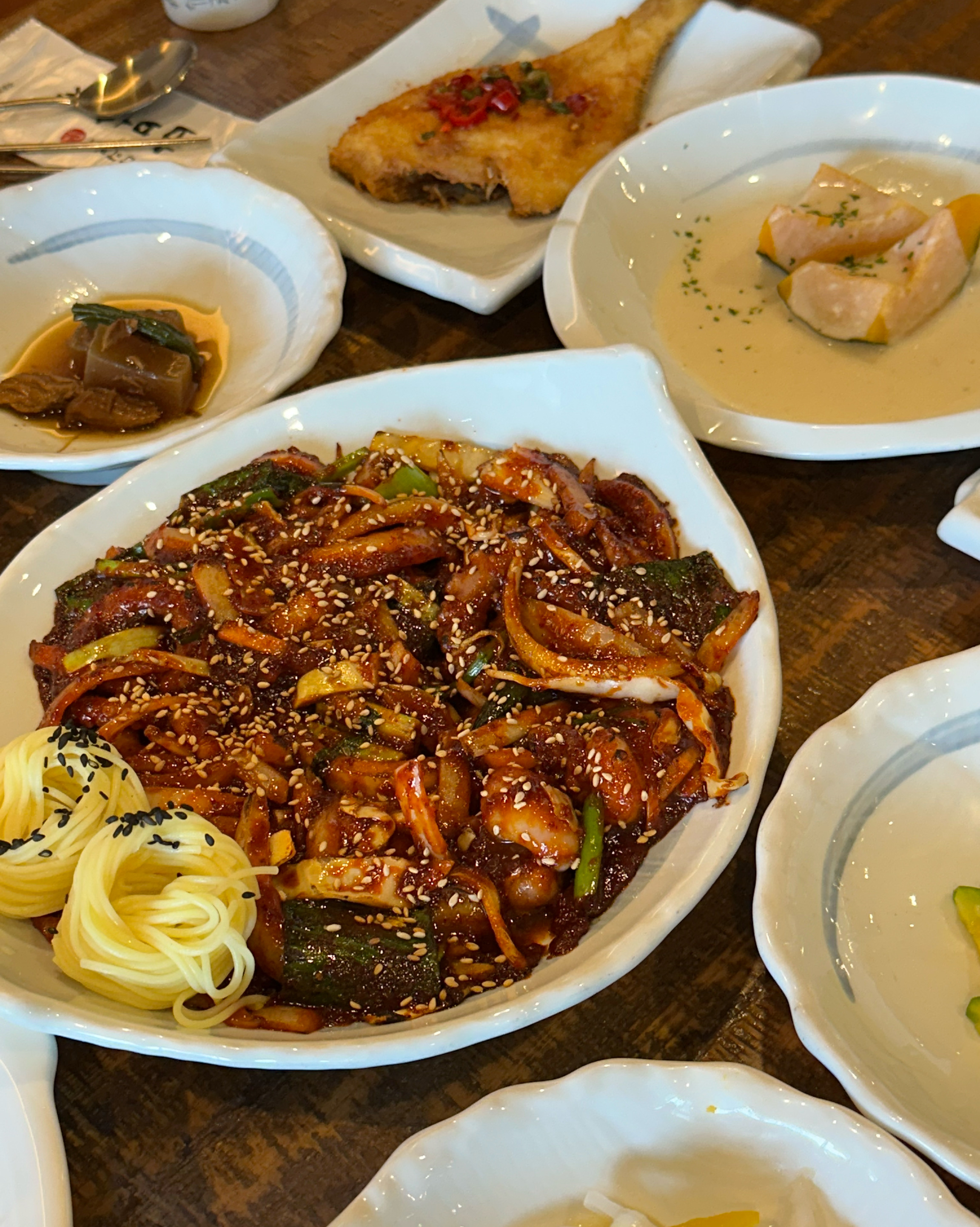 낙지가 엄청 맛있어요!!! 반찬도 맛있고 양도 많네요 😖🩷🩷 부산 여행와서 맛잇게 잘 먹고