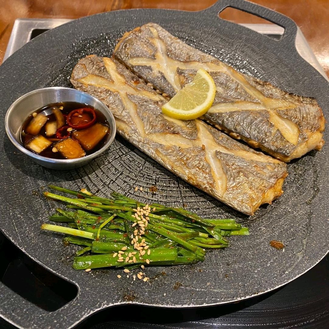 맛있고 건강한 느낌의 솥밥이에요. 따끈하게 먹으니 속이 든든해요. 직원분도 친절해서 기분
