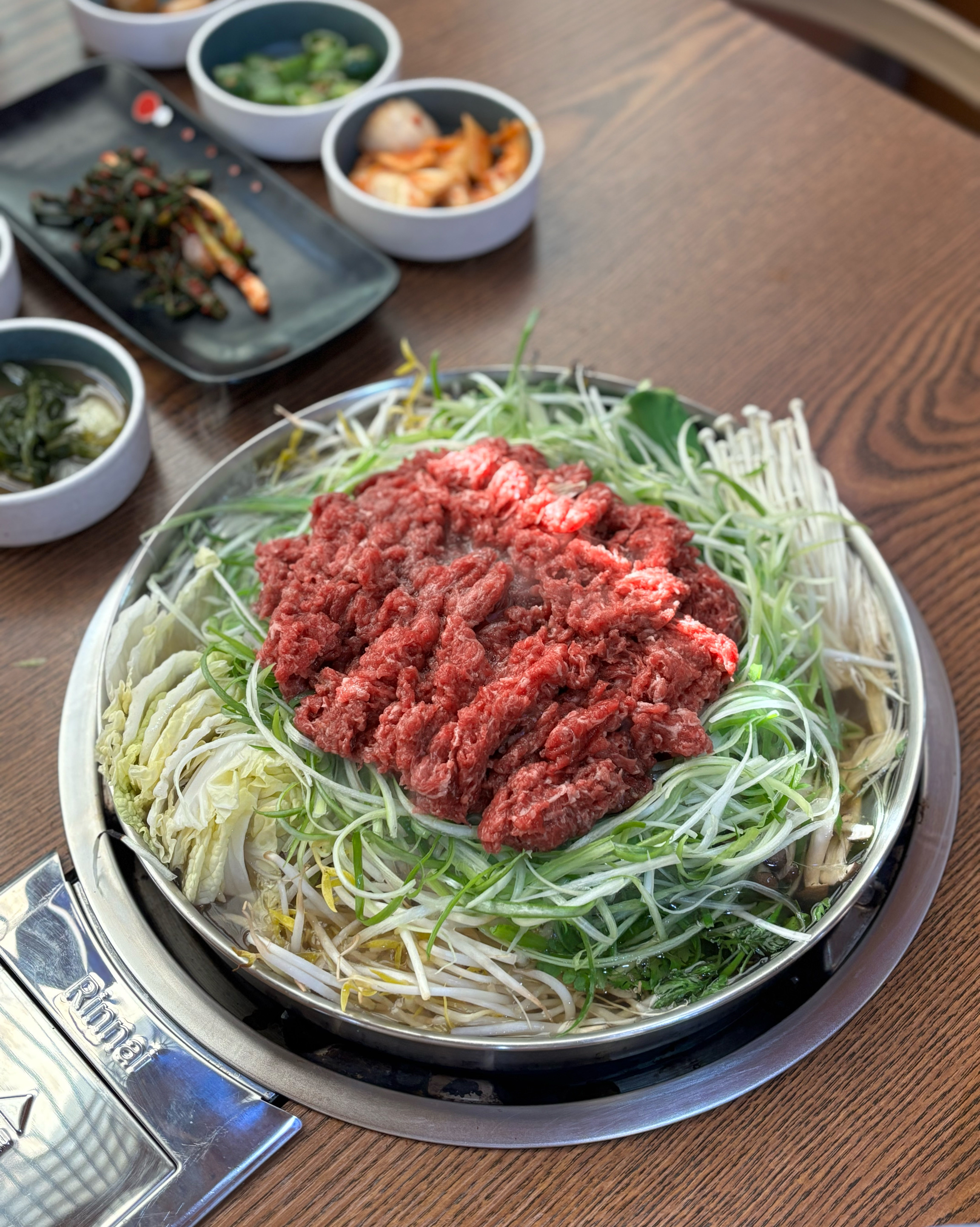 가게가 깔끔하고 넓어요. 음식도 찬도 깔끔하고 고기가 투쁠한우라 더 맛있네요! 부드러워요!