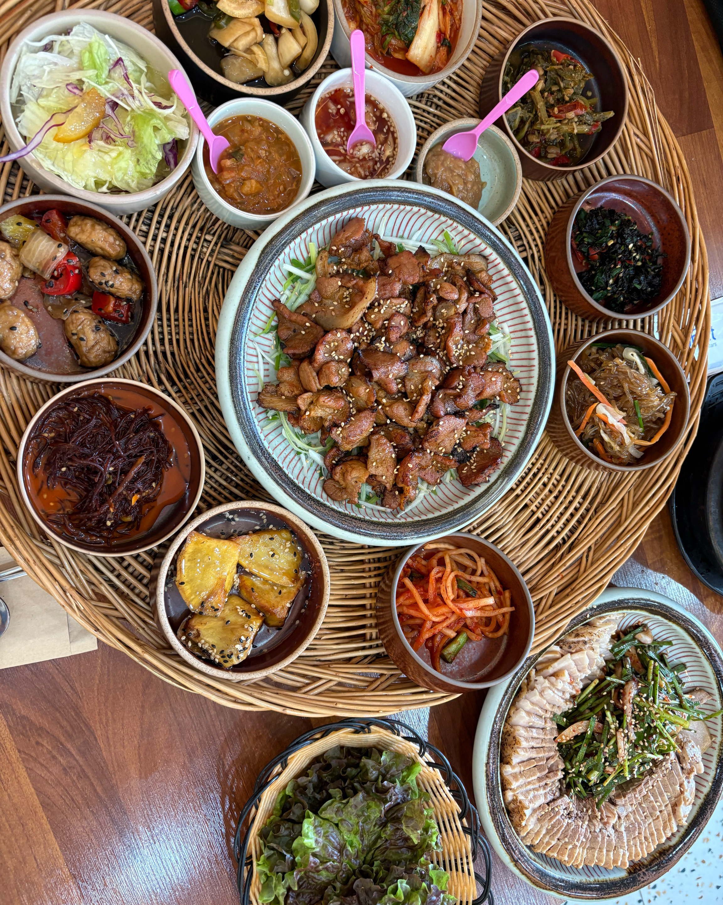고추장 불고기 정식에 수육 추가해서 먹었는데 다 맛있었어요. 솥밥은 2000원 추가인데 숭