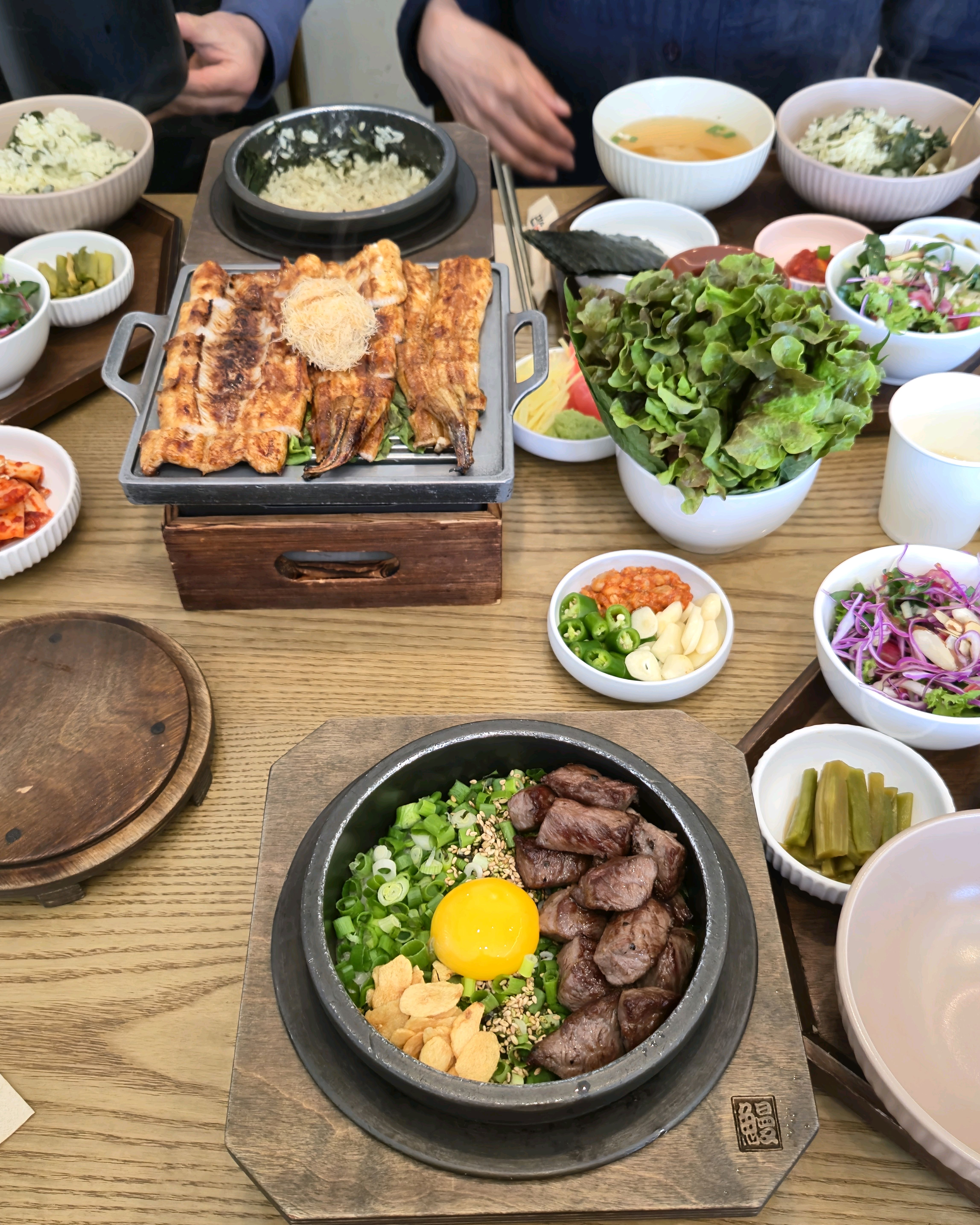 여러번 방문하면서 장어구이 위주로 먹다가 부채살솥밥 처음 시켰는데 추천합니다. 누룽지까지