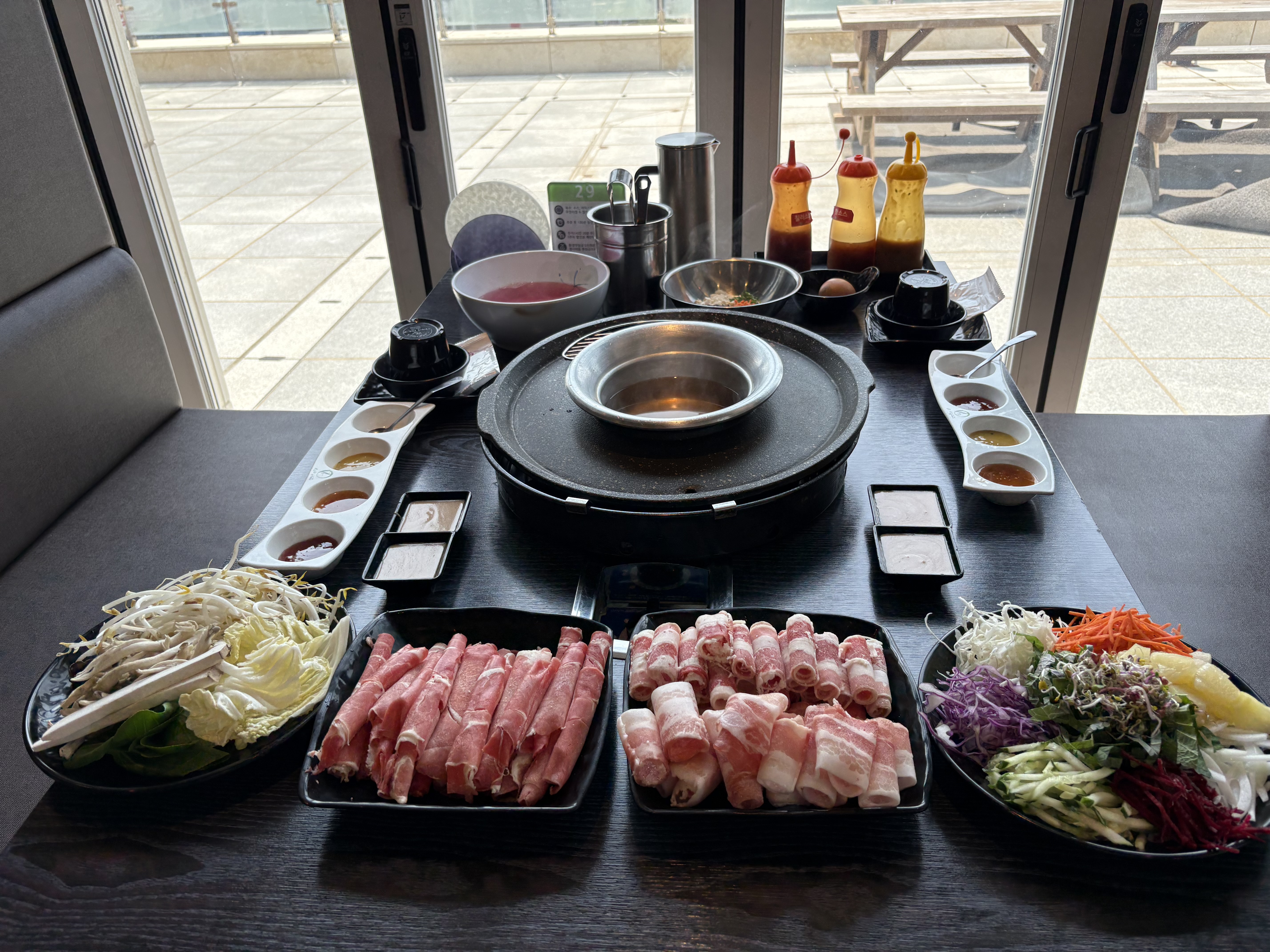 일하시는 분 모두 친절하시고 셀프바가 다양해서 좋아요 ㅎㅎ - 부산기장 샤브쌈주머니 부산오시리아점