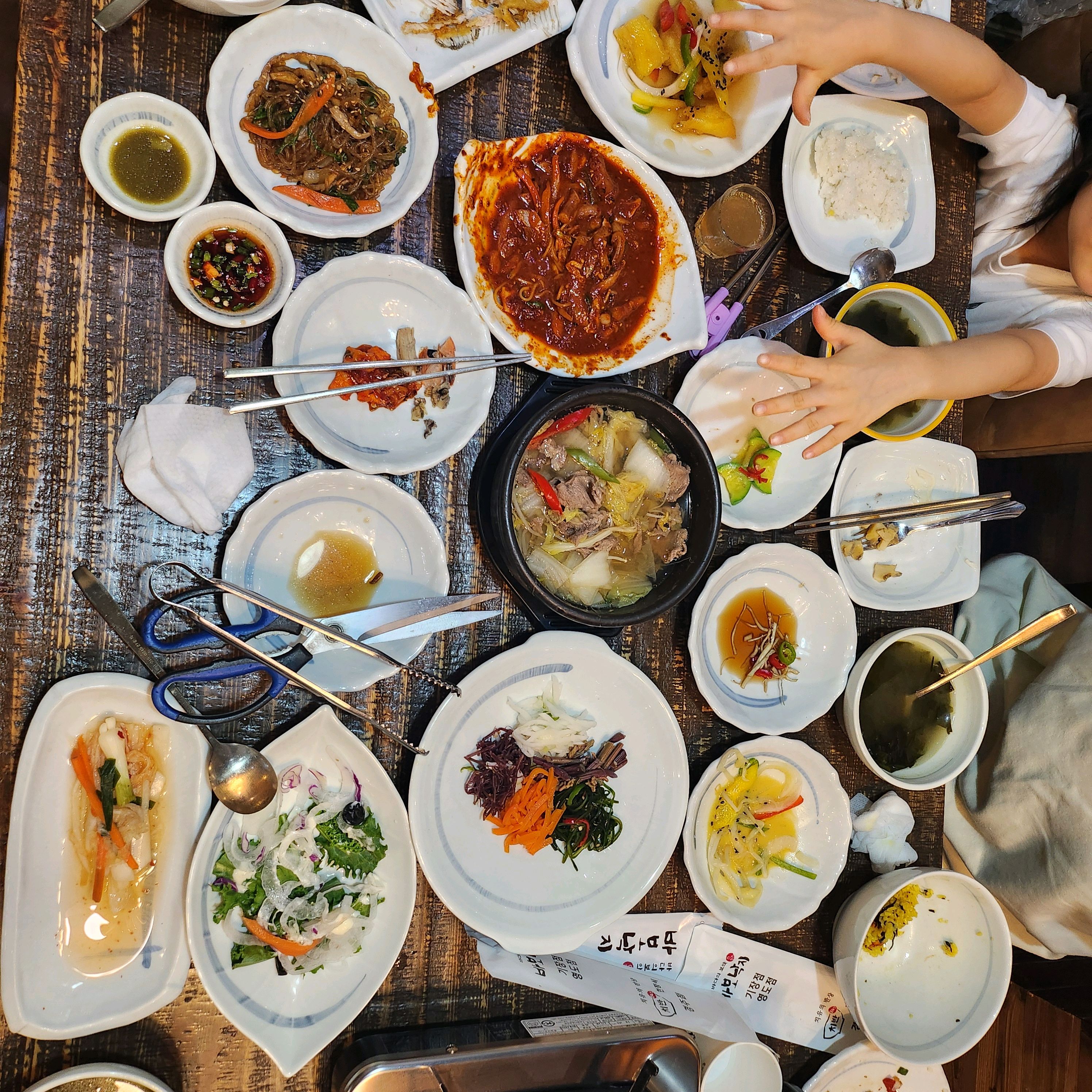 리뷰가 너무 좋아 가족들과 요트타러 가는 길에 들렀어요~6인이라 전화예약 후 룸같은 자리에