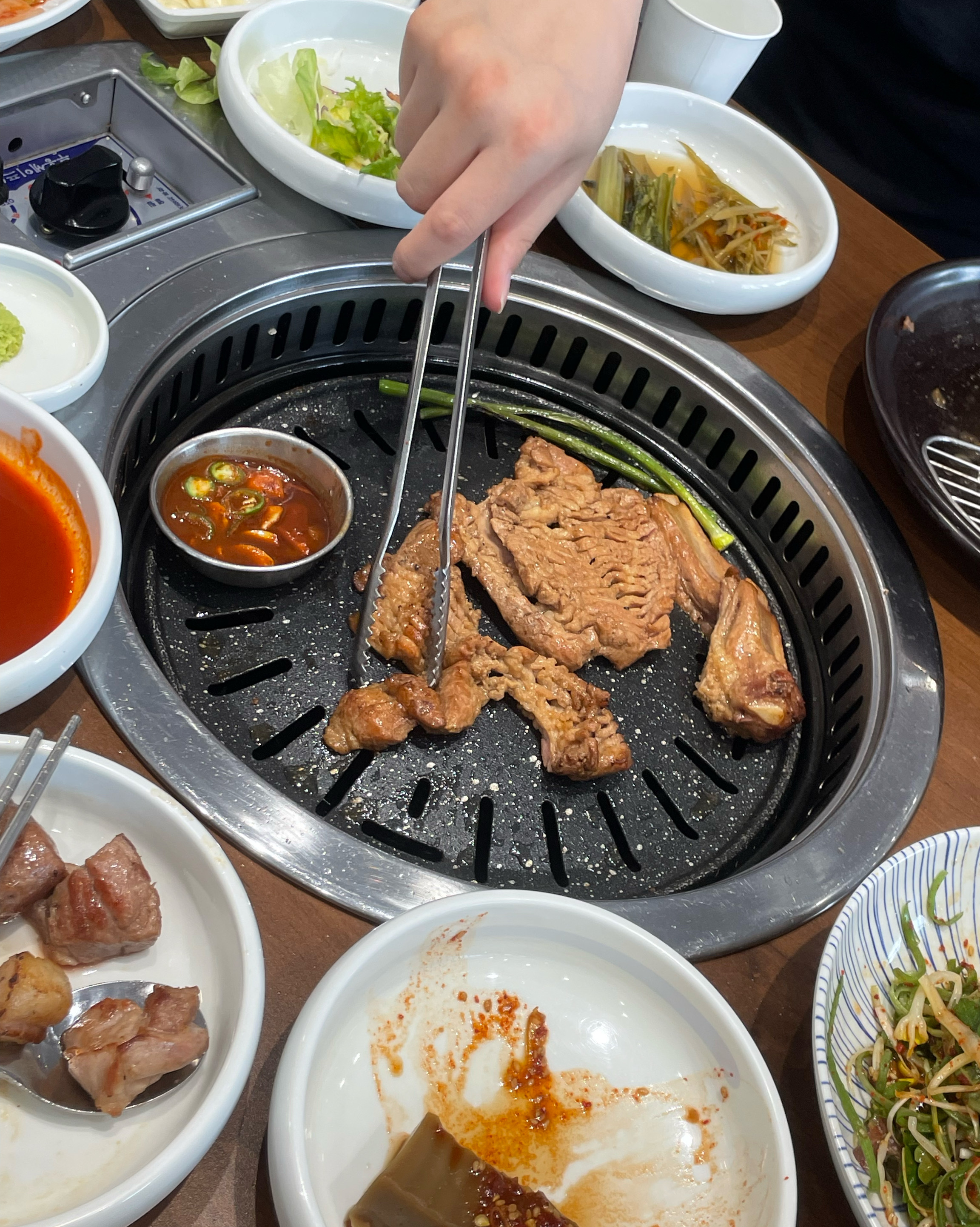 밑반찬이 엄청 다양하고 맛있어요!! 그리고 직원 분들이 친절하십니다 계속 오셔서 불판 체크