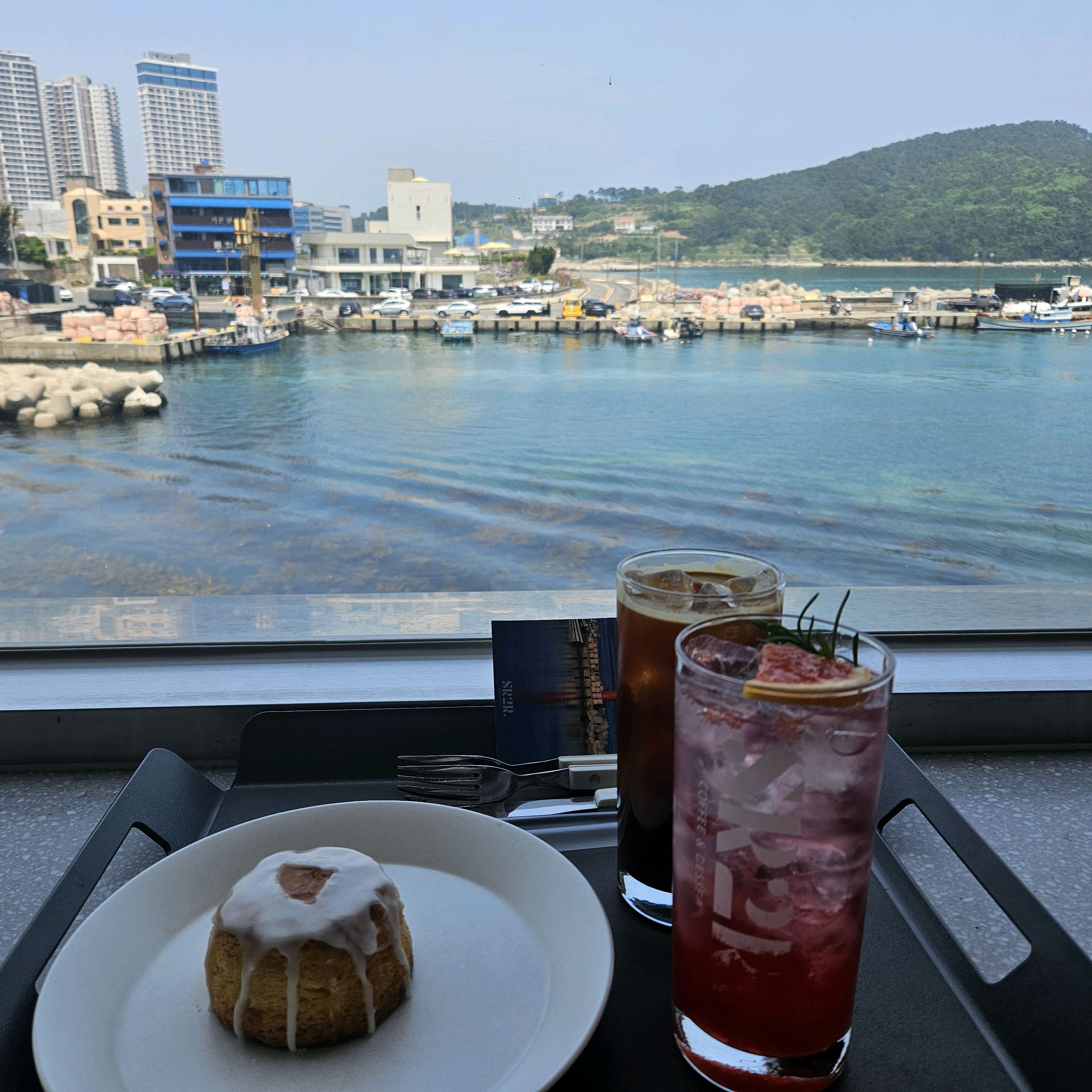 남자친구랑 조용하고 주차자리 많은 오션뷰 카페 찾아왔는데 빵도 맛있어 보이고 음료도 너무