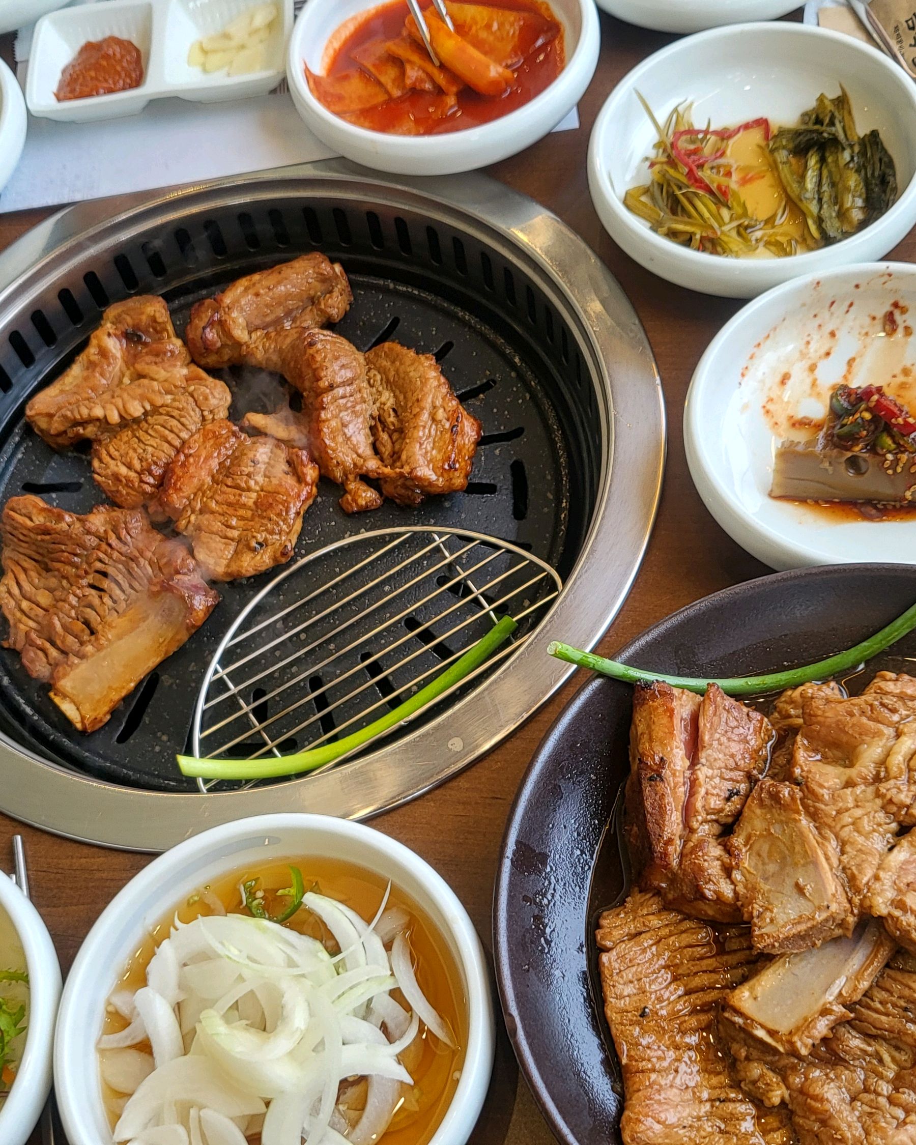 가족모임에 딱이에요. 미리 초벌해서 서빙되어서 굽기에 너무 편하고 정말 맛있었습니다. 질리