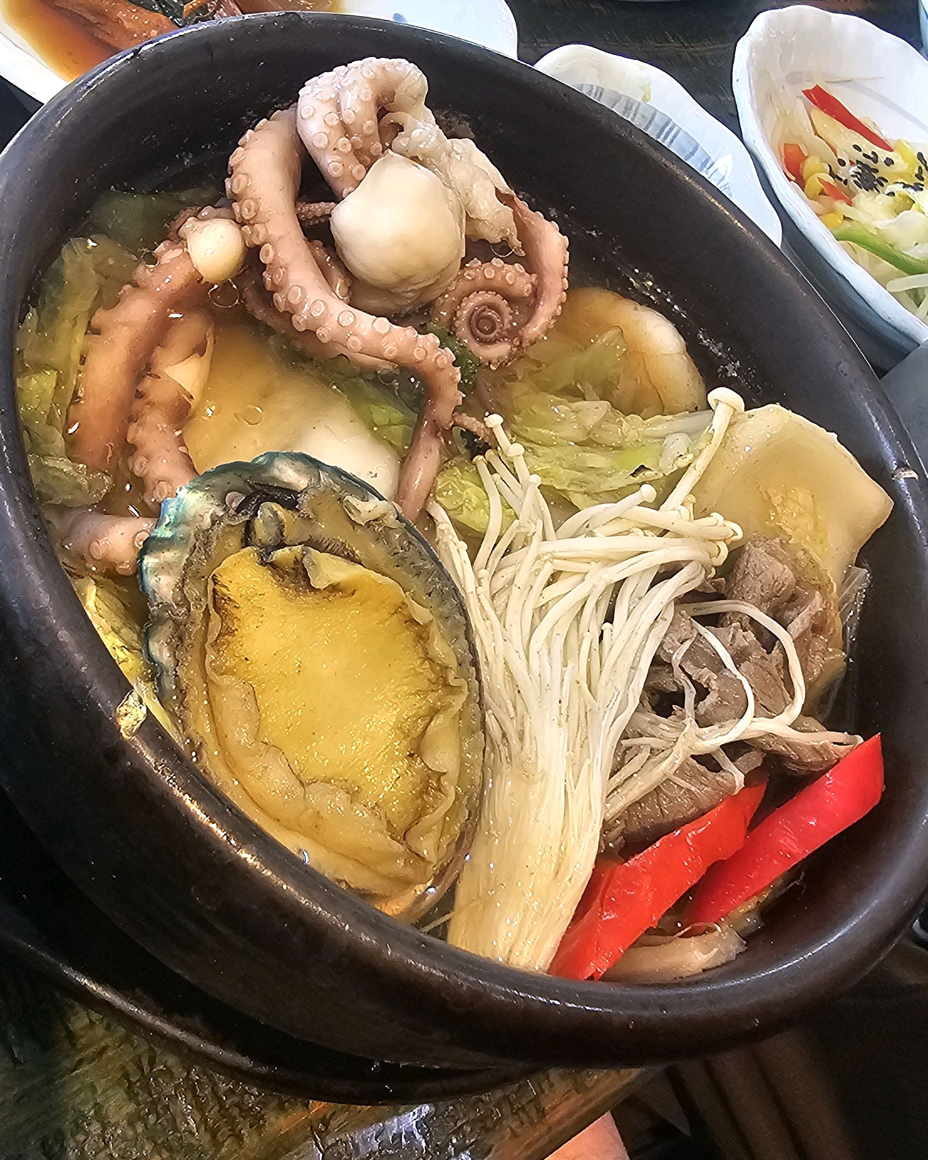 부모님 모시고 방문했는데 매장도 넓고 음식도 맛있었습니다. 다만 대기가 있을 수 있으니 미