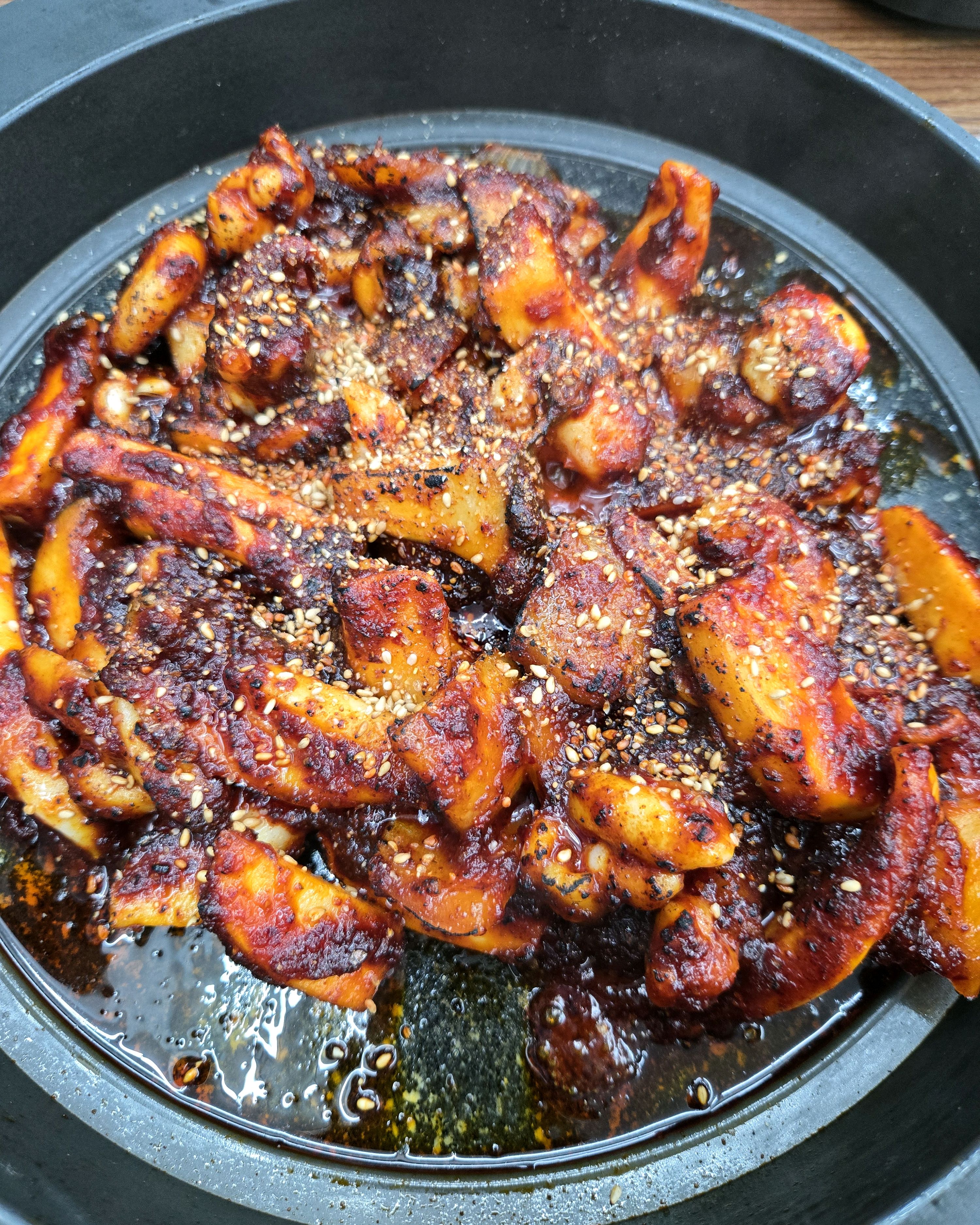 부산여행와서 남편이랑 갑오징어 먹으러왔는데 너무맛있어요 매콤한맛은 진짜매운데 맛있게매워요 