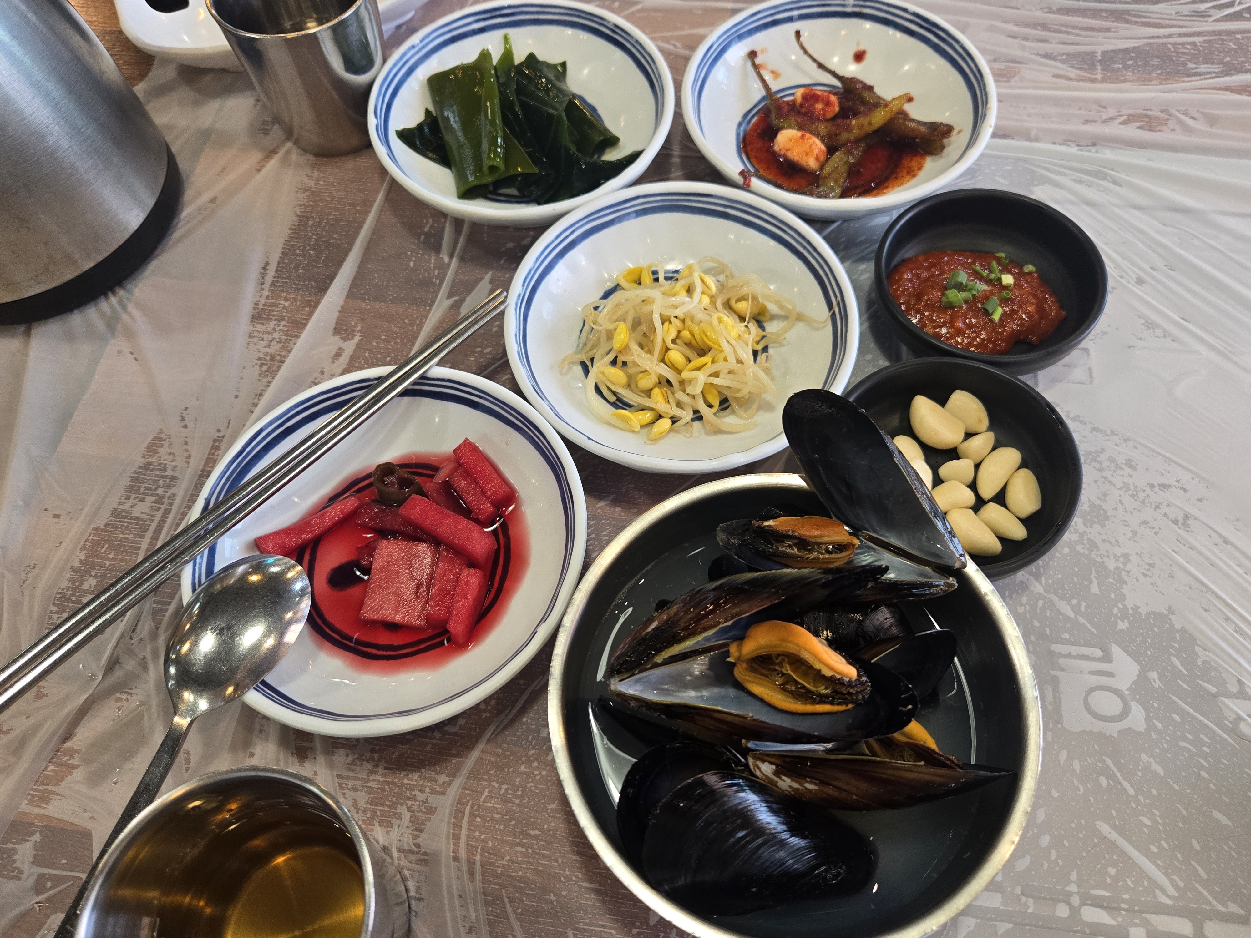 기장으로 드라이브중 우연히 들어갔는데 맛집이네요 밑반찬도 넘 맛있고 멸치찌개도 감칠맛나게