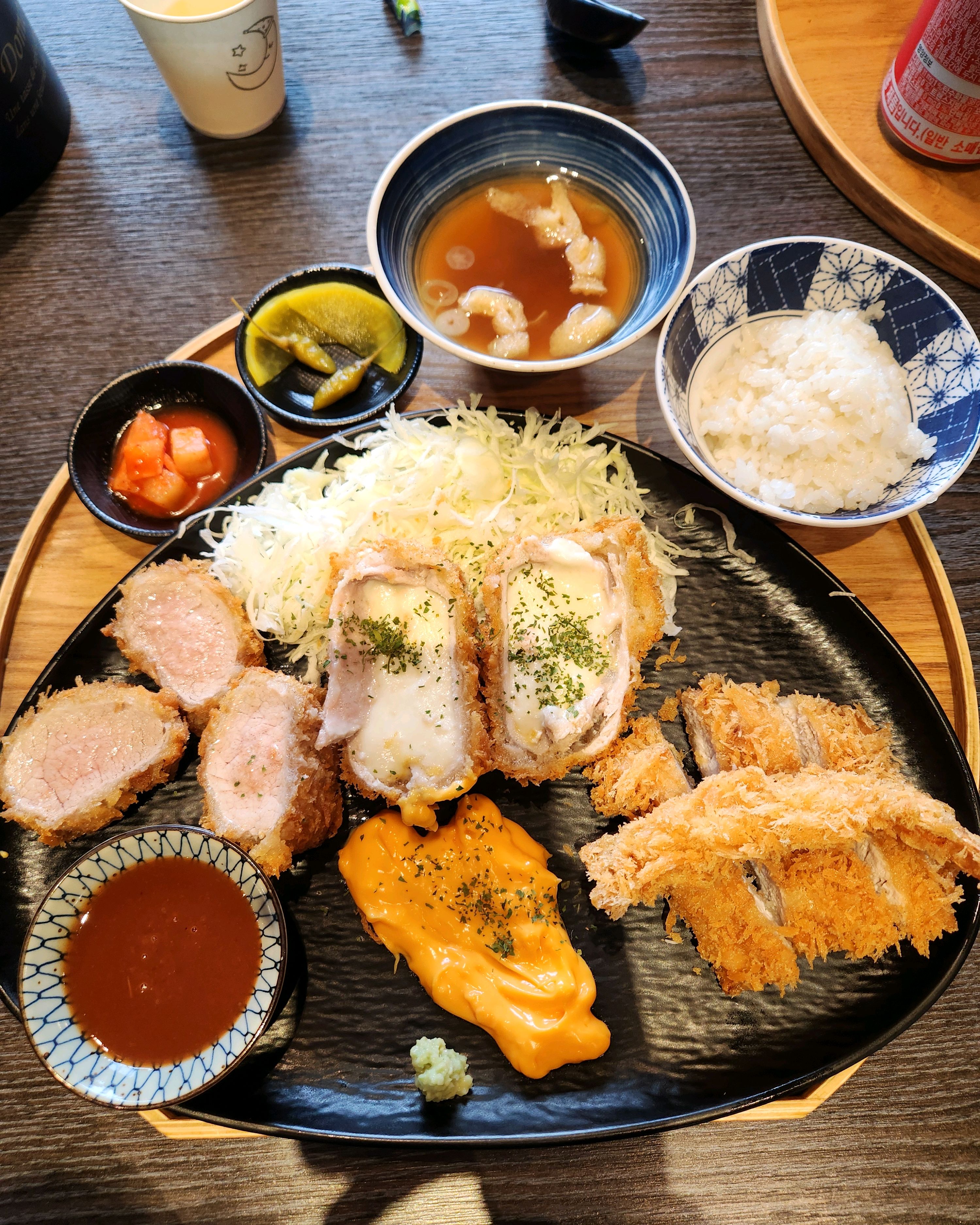 모듬카츠 양도많고 노란치즈에 찍어 먹으면 짭짤하니 맛나네요ㅎ 다음에 지나가는길에 또 들려서