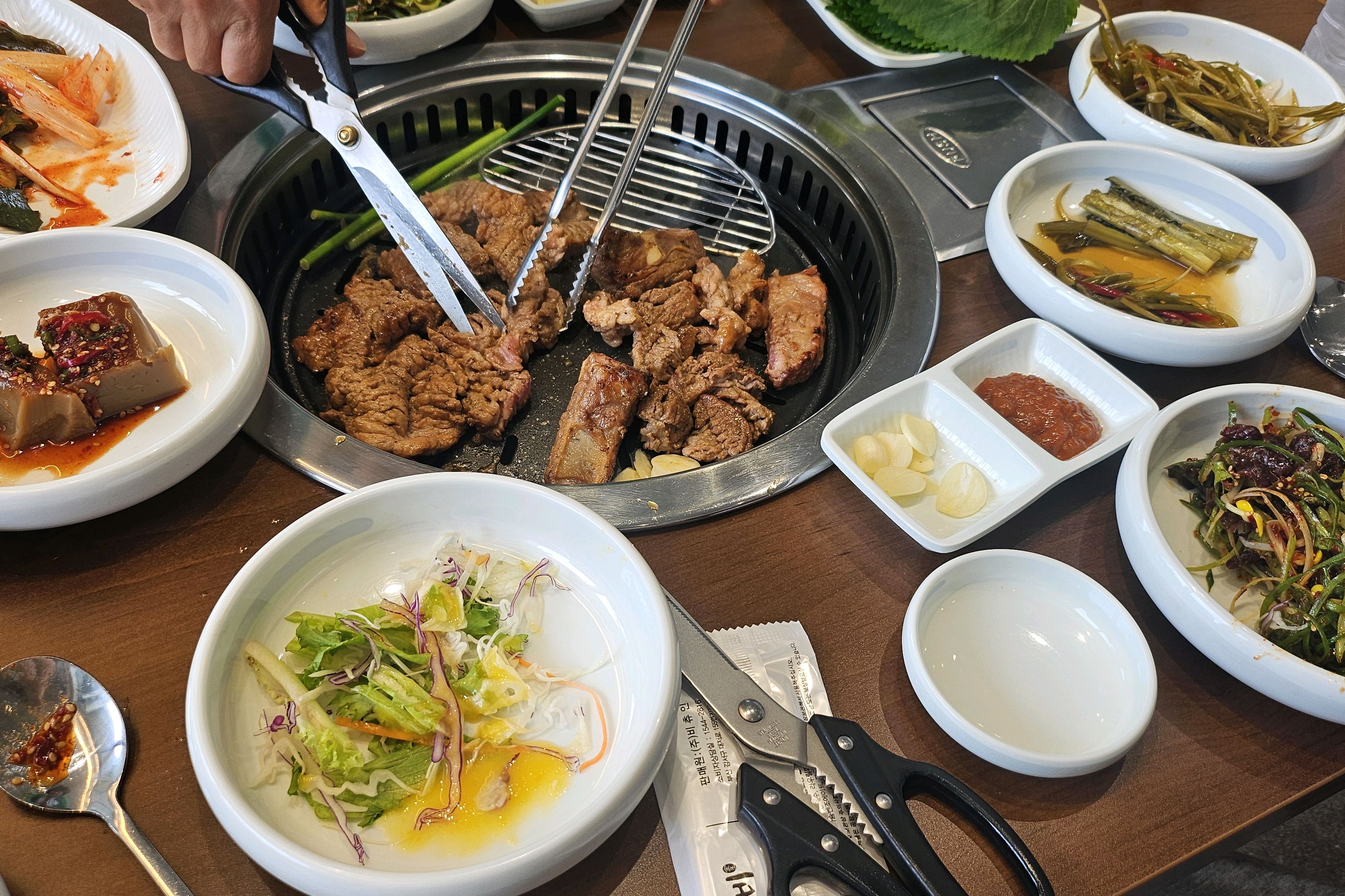 일딴 뷰가 너무 멋져요!!데이트 코스로도 좋을것 같아요~!!반찬도 정갈하고 고기도 맛있어요
