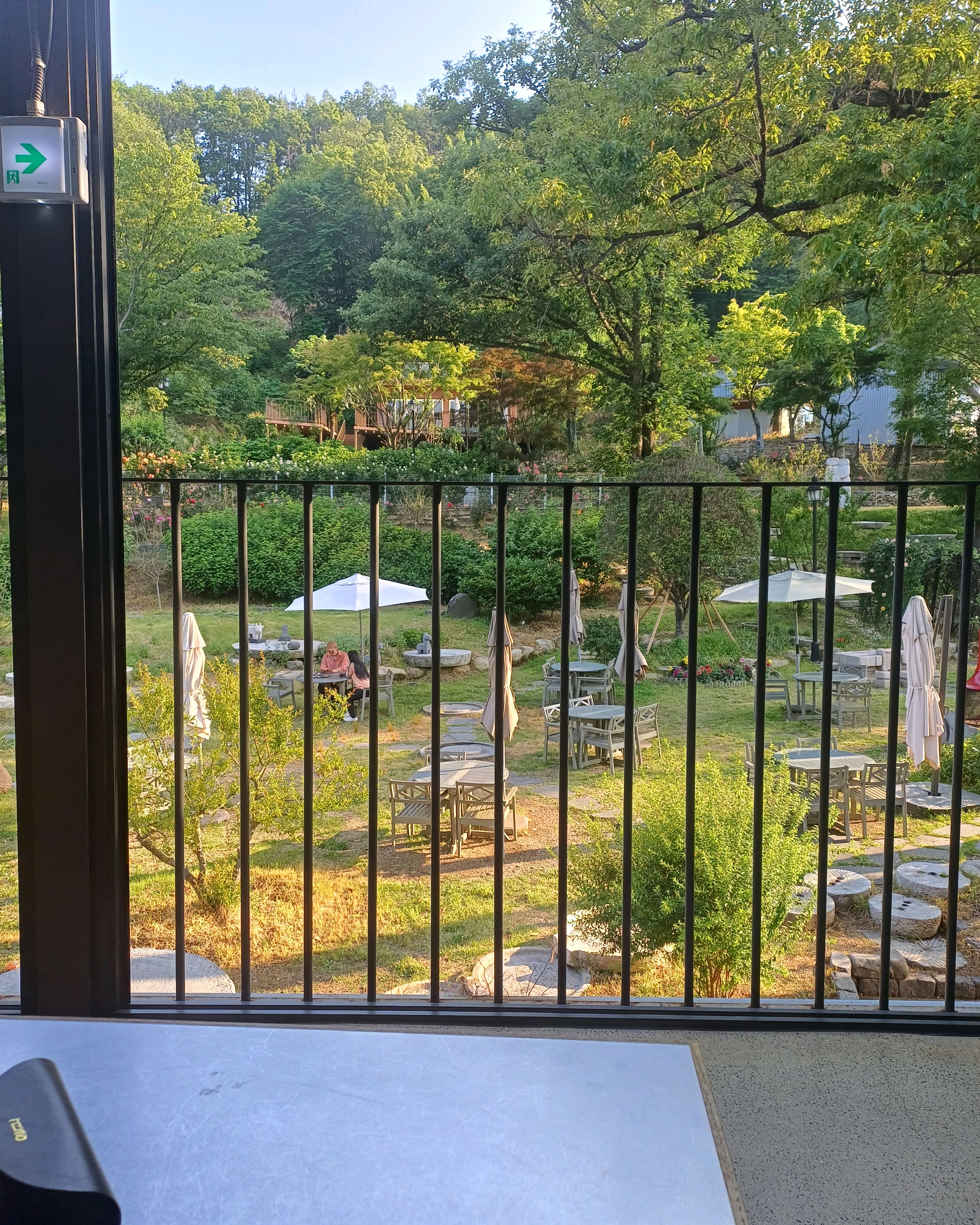 노키즈존이라 조용하고 여유롭게 커피를 즐길수있네요. - 부산기장 카페 도토리 로스터스
