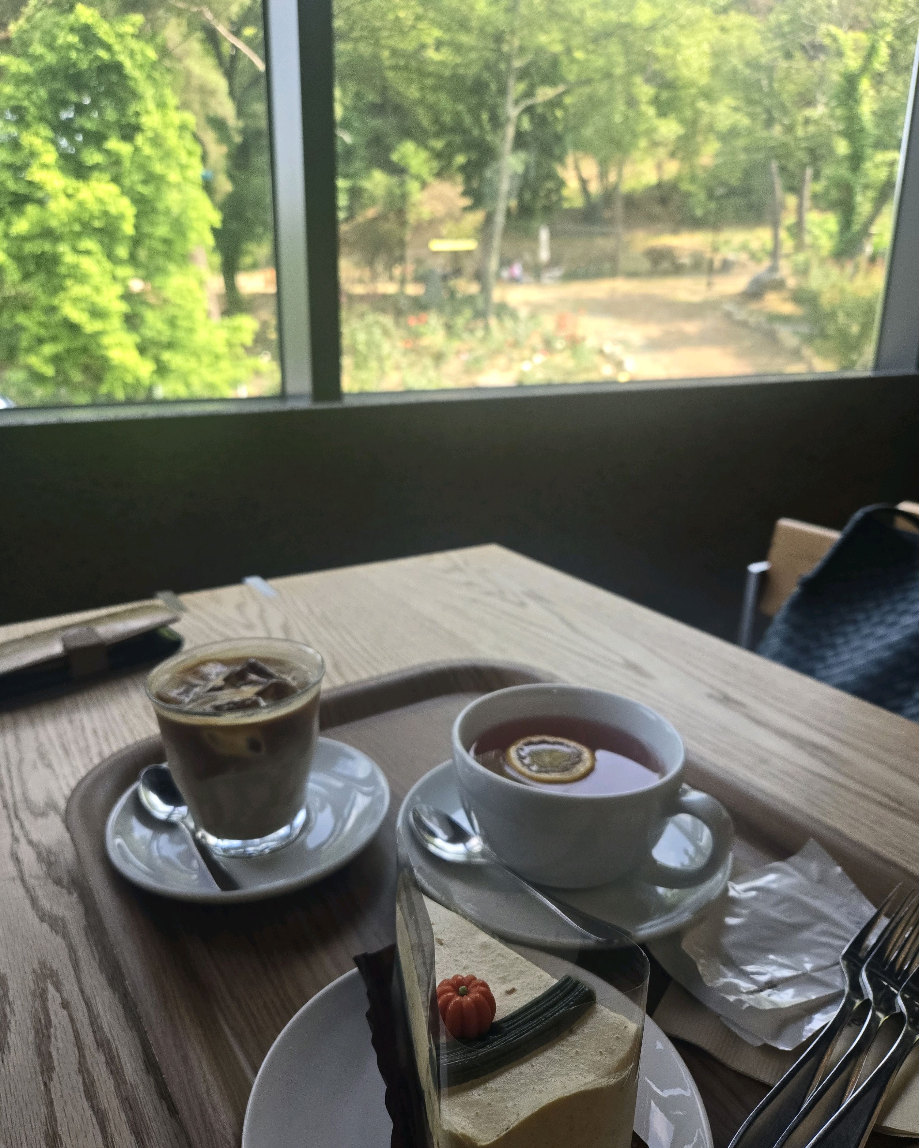 넓고 커피맛있고 좌석간 거리여유있고 디저트도 맛있어요 - 부산기장 카페 도토리 로스터스