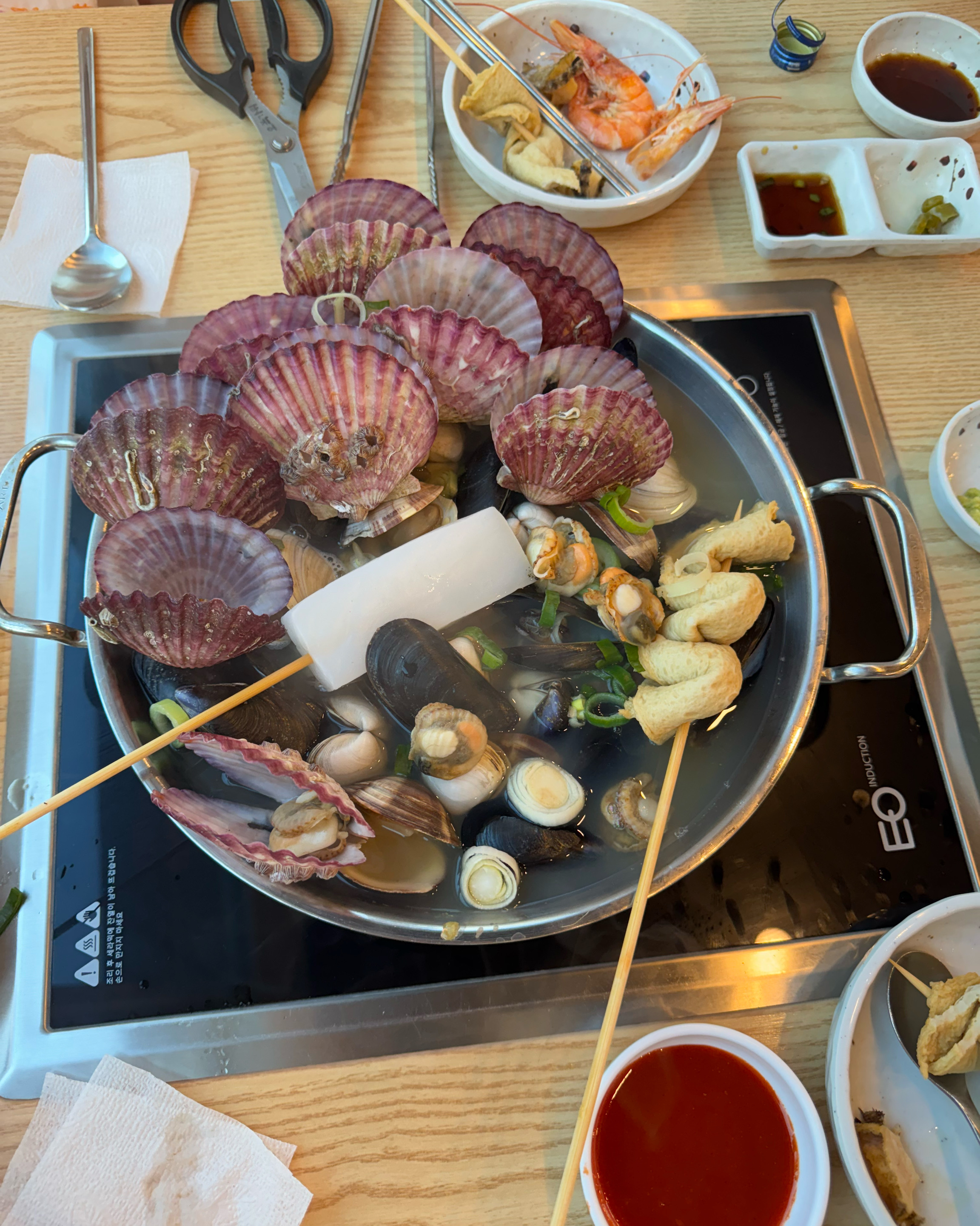여행중에 숙소 근처라서 방문했는데 조개가 정말 신선하고 국물이 너무 시원해요. 딸램이가 칼