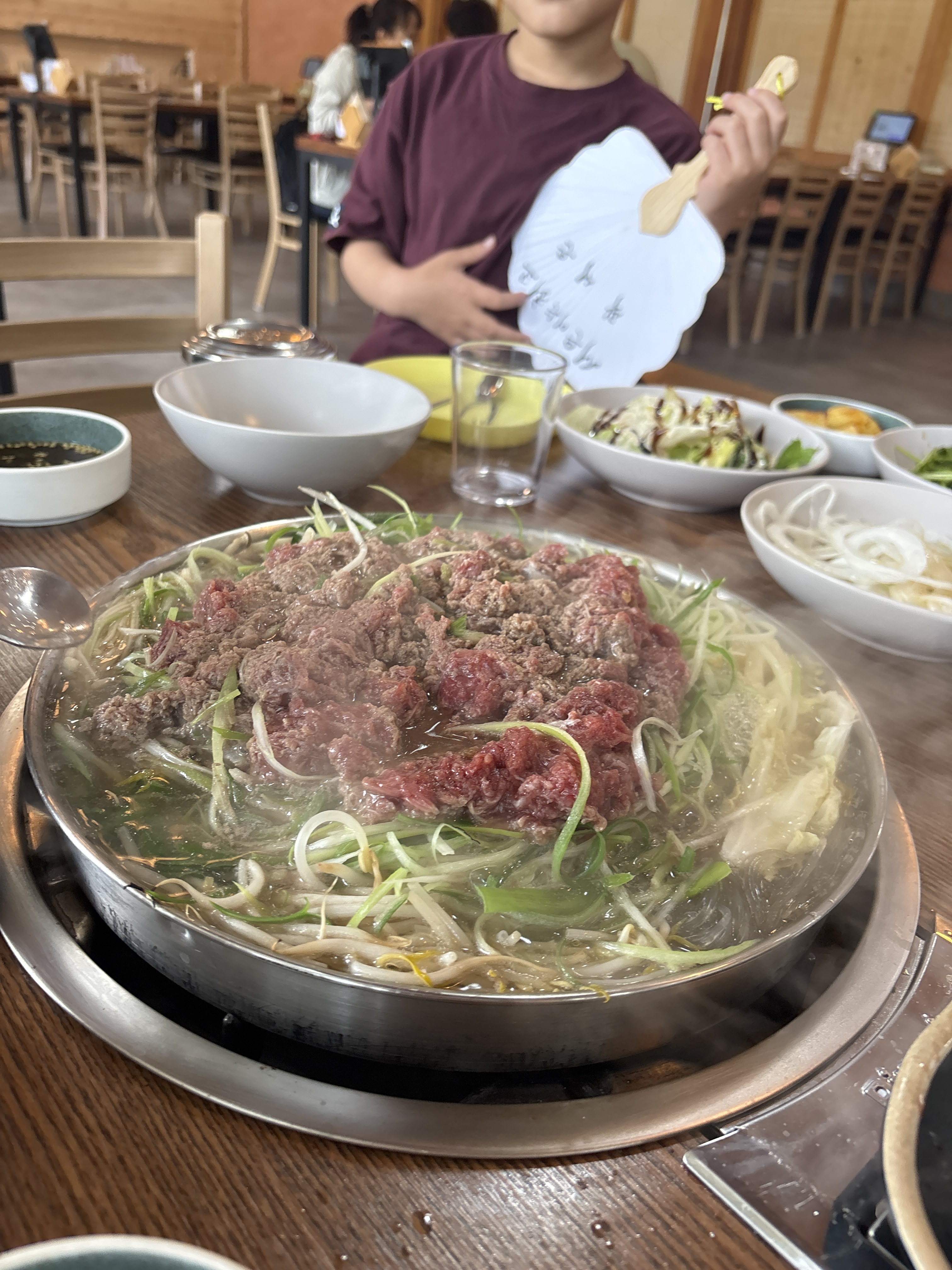 처음에는 직접 구워먹는 불고기인 줄 알았는데 서울식 전골 불고기였다. 직원들이 친절하게 구