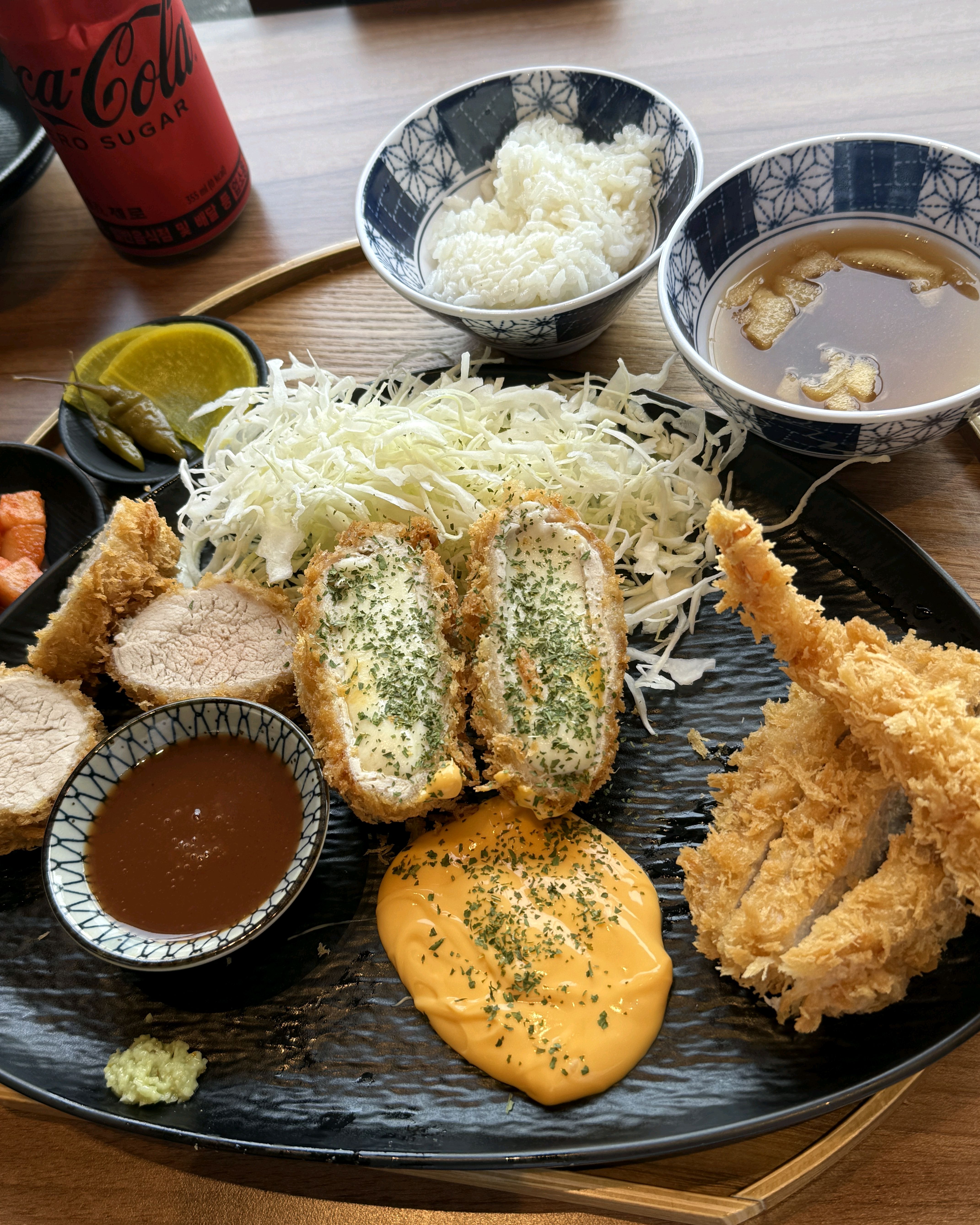 쥰맛탱인데 시간이 좀 오래걸려요ㅠ 매장 직원 인원수에 비해 속도가 좀 많이느린듯,,^^ 맛