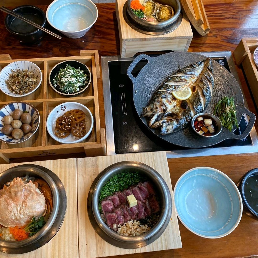 솥밥 종류가 다양해서 고르는 재미가 있어요 전복솥밥 맛있게 먹었고 화덕생선구이 따끈한 솥밥