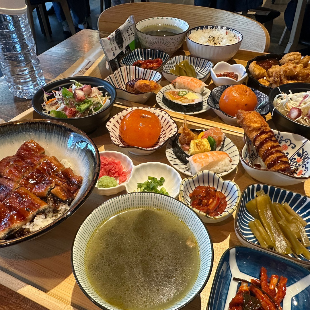점심특선으로 나오는 한상식사 너무 푸짐하고 투머치 최고였어요~>< 진짜 세상 맛있고 세상