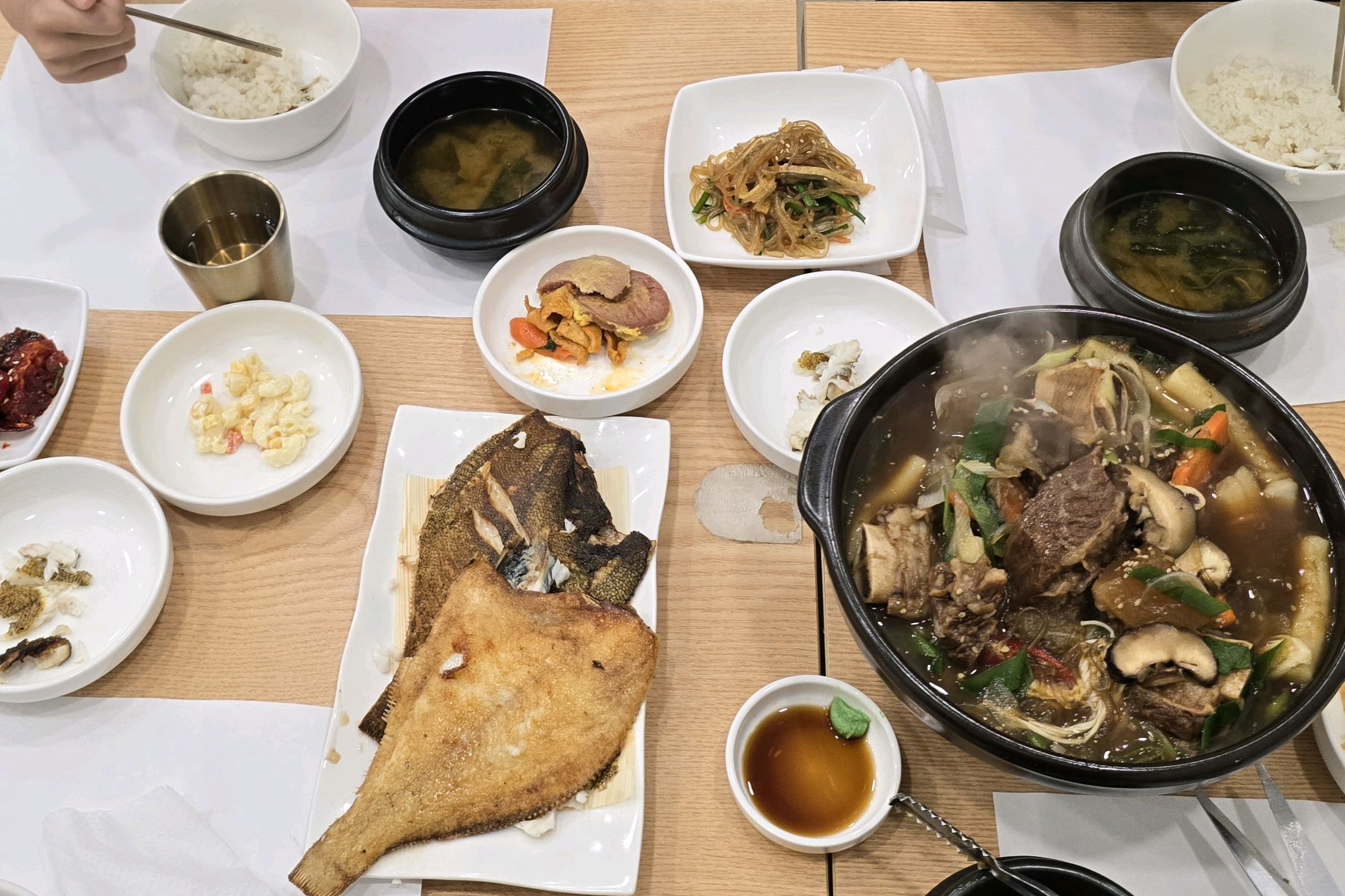 솥밥은 건더기없이 쌀밥에 가깝고 반찬은 저게 다예요...아이랑 엄마모시고 기대하고 갔는데.