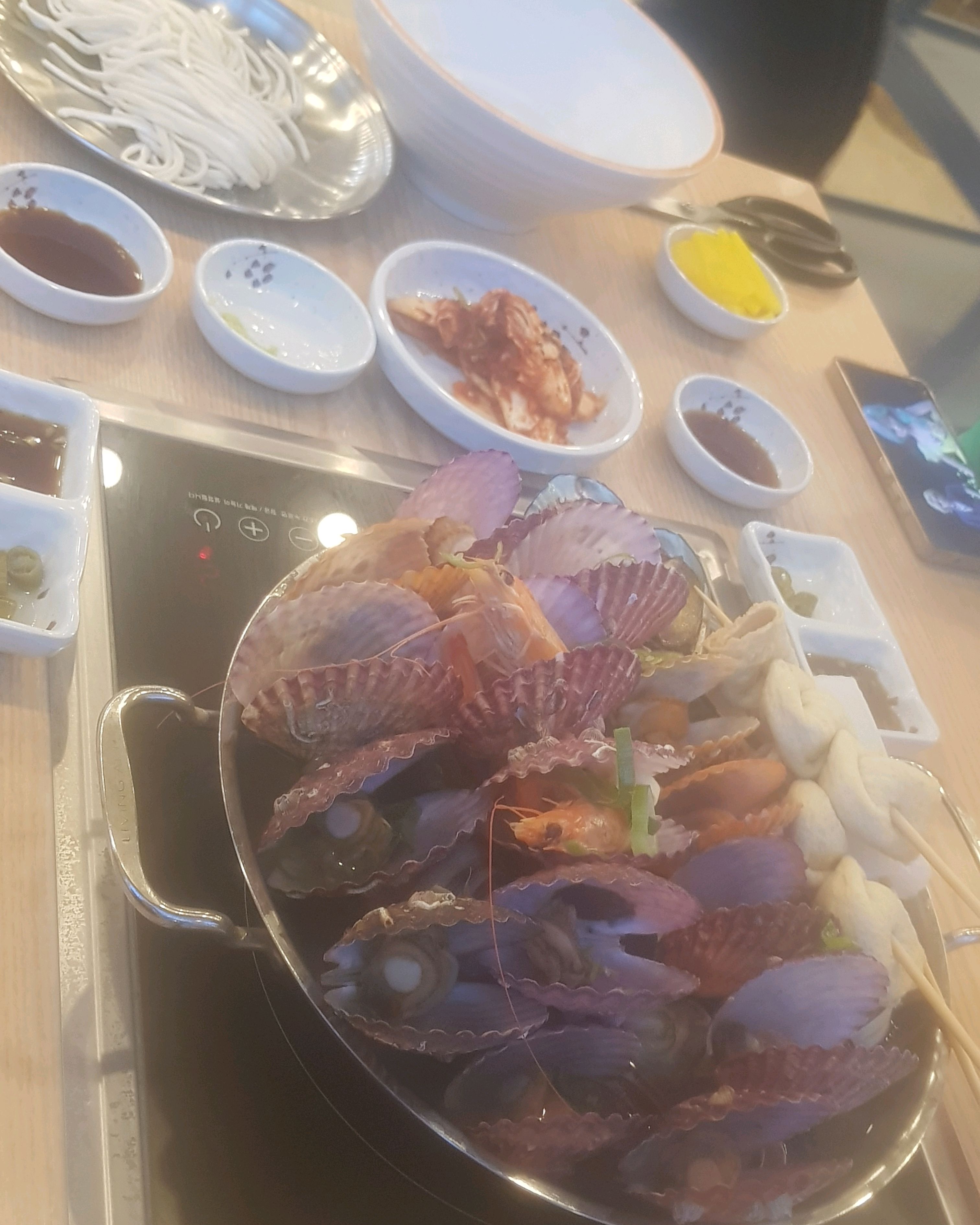 우선 푸짐한 양과 넓은 홀이 마음에 들었고 - 부산기장 용궁해물칼국수 기장 오시리아점