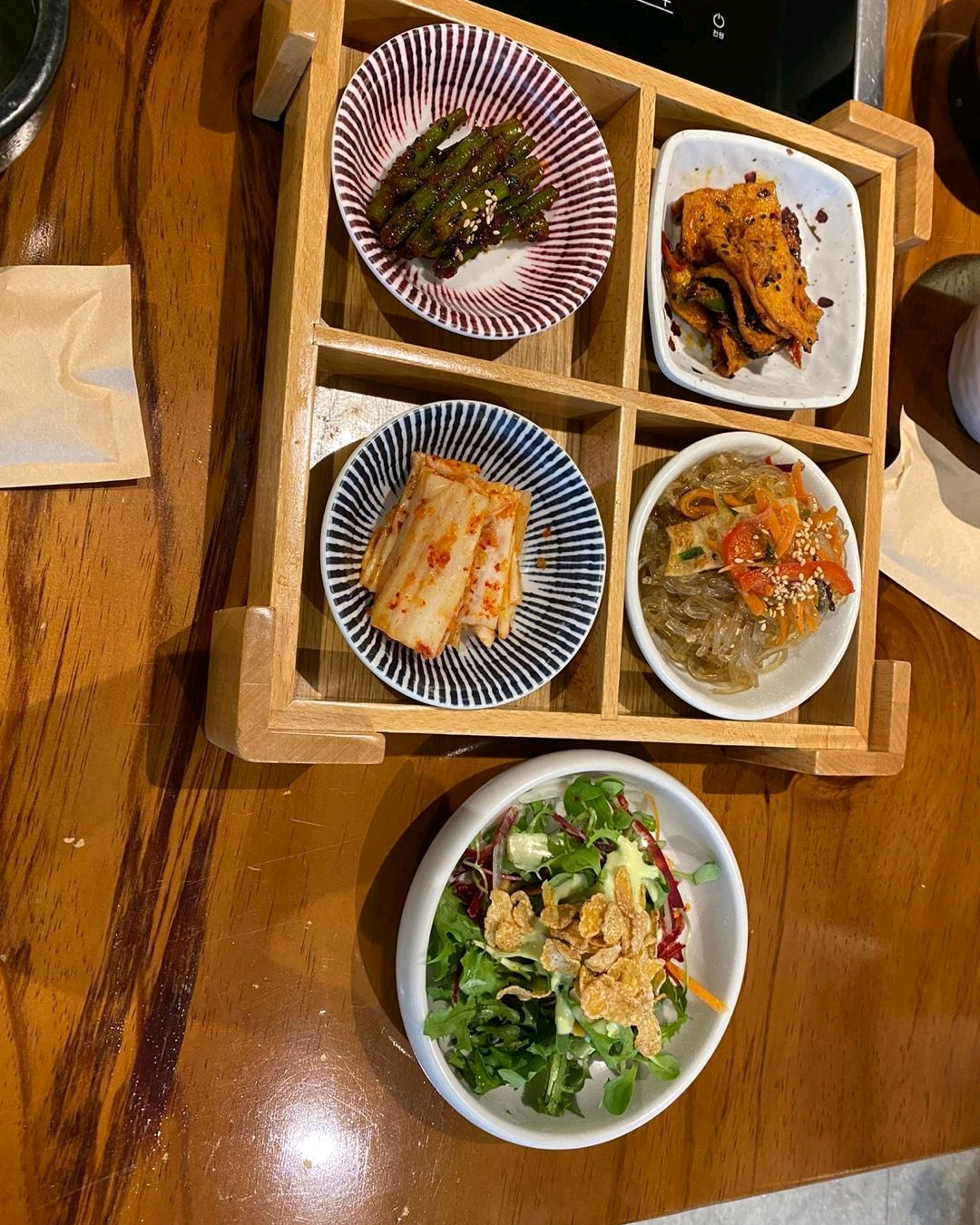 진짜 솥밥 맛있게 나와요 직접 먹어봤는데 솥에 따끈따끈하게 잘 지어 내주셔서 고소한 밥맛에