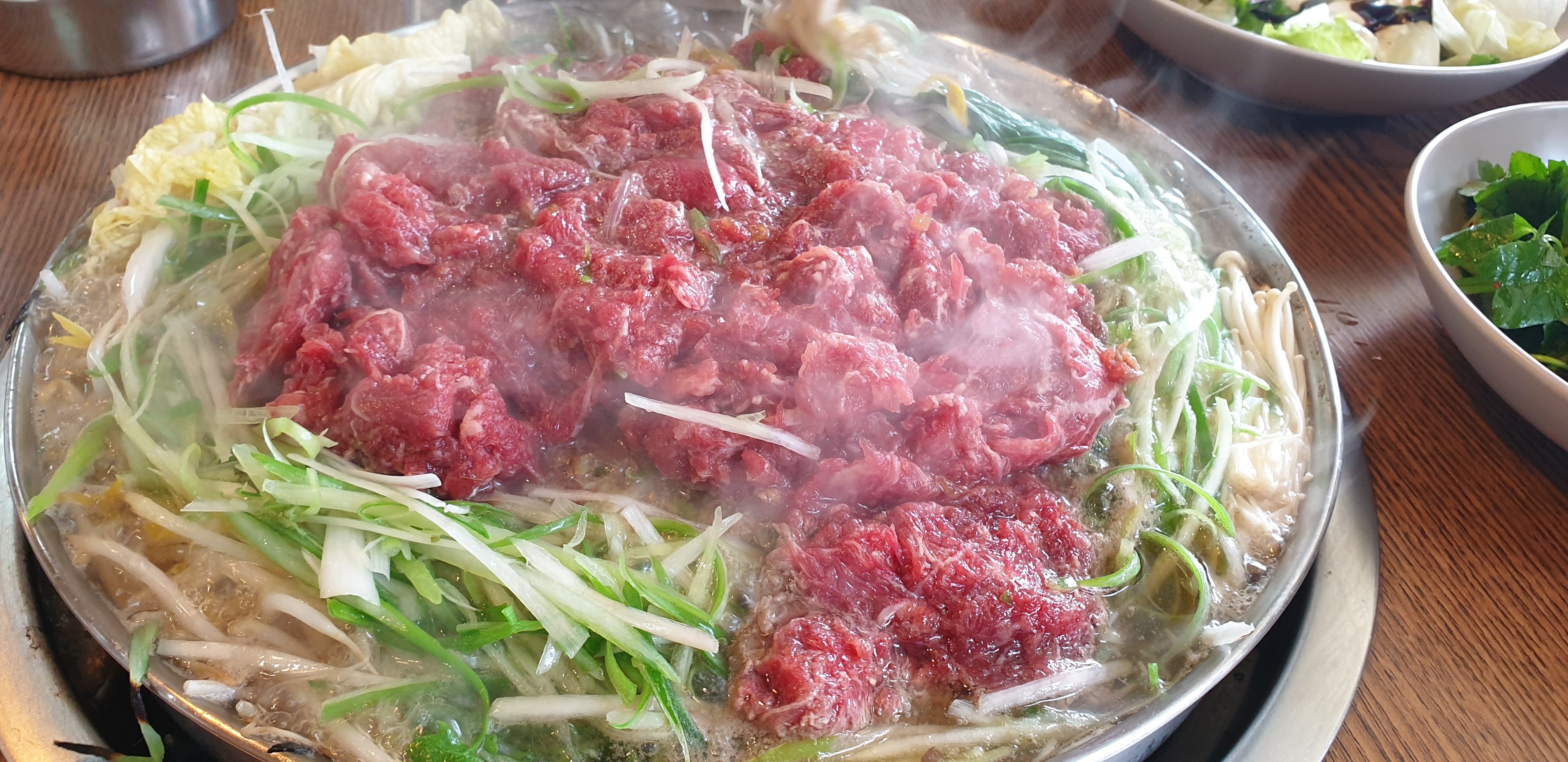 투뿔이라고 하더니 고기질이 좋네요 반찬도 맛있고 특히 파김치가 맛있네요 단 하나, 된장은 