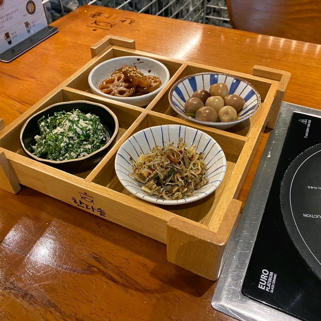 맛있는 솥밥에 반찬도 다양하게 나와서 만족했어요~ 기본 반찬이 무려 10가지나 제공되어 푸