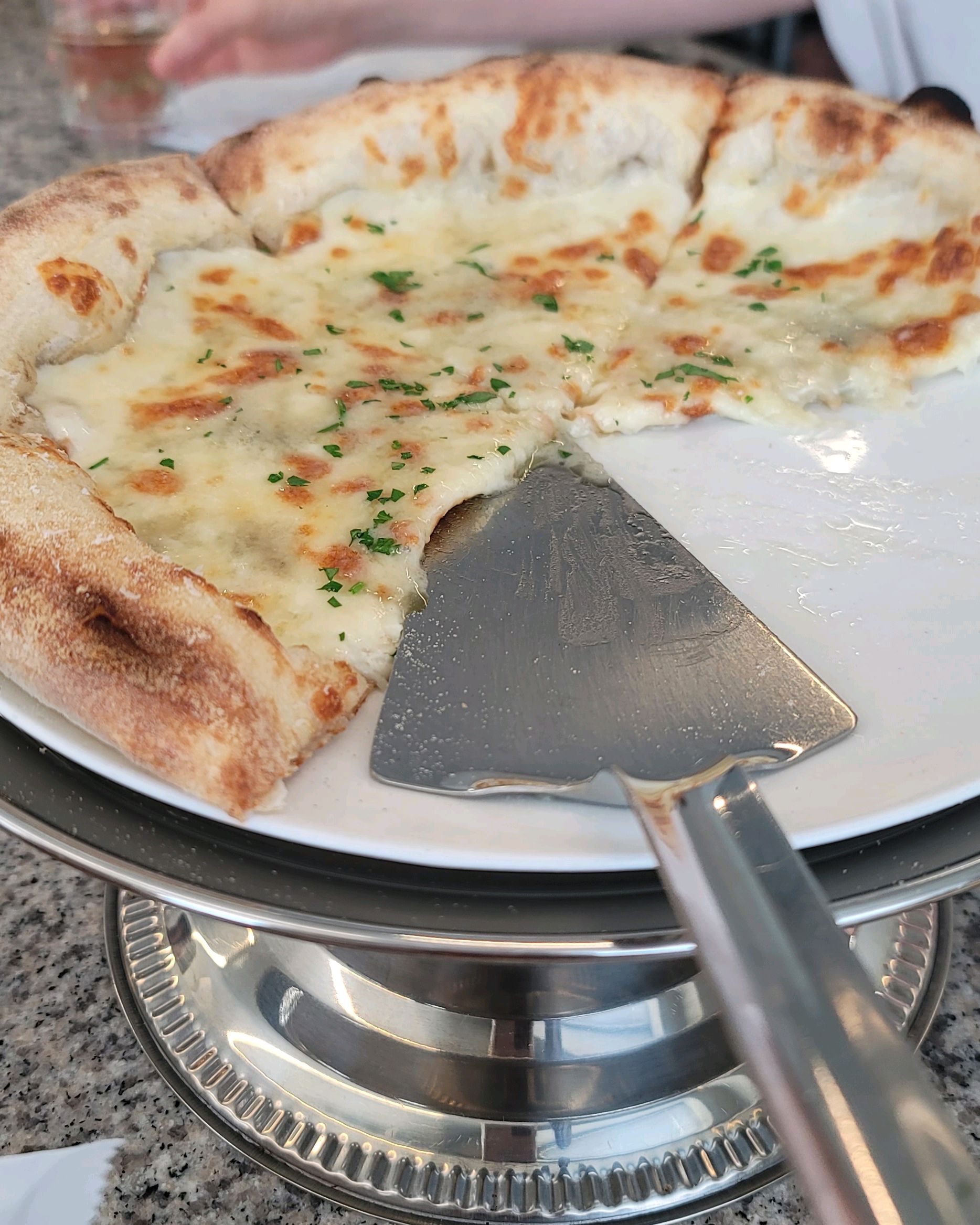 음식맛이 고오급 스럽고 유럽여행시 먹을 수 있는 맛이네요. 마레 맛있었어요. 브리치즈감자그