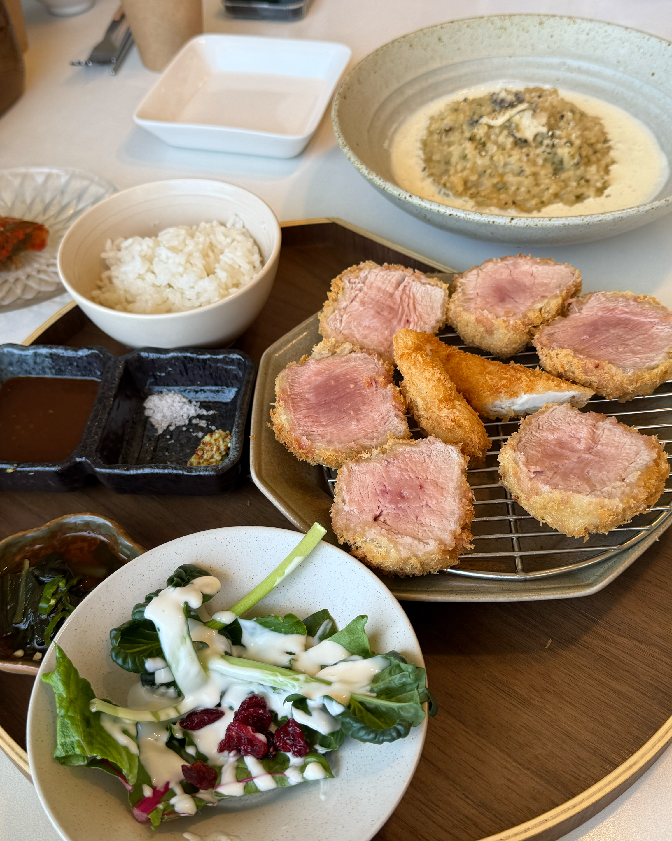 캐치테이블로 미리 예약걸어두니 딱맞춰 도착해서 5분도 안되서 입장했어요~~ 고기도 부드럽고