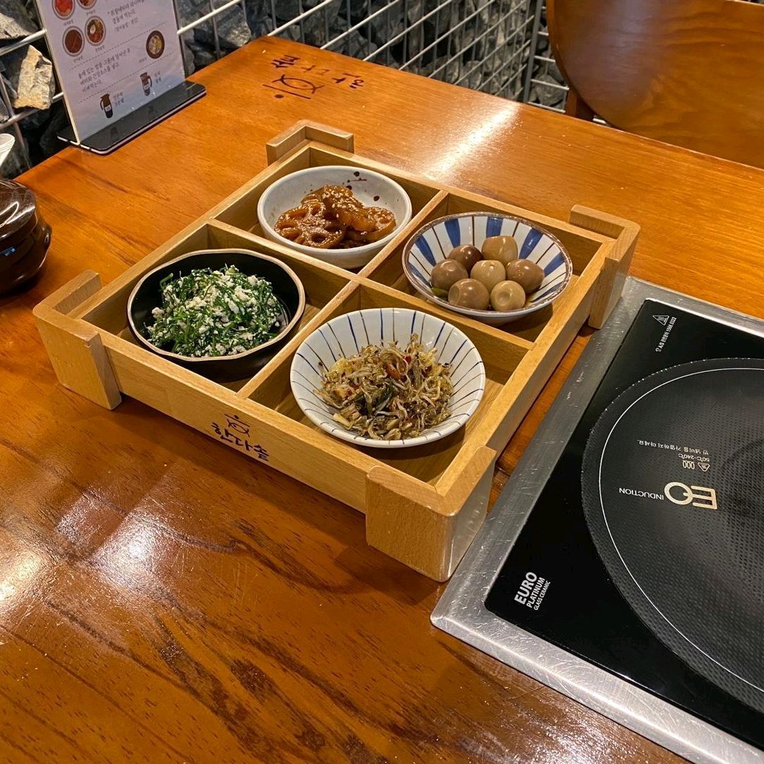 정말 만족스러운 식사였어요. 반찬이 10가지나 나와서 다양하게 즐길 수 있었고 맛도 좋았어