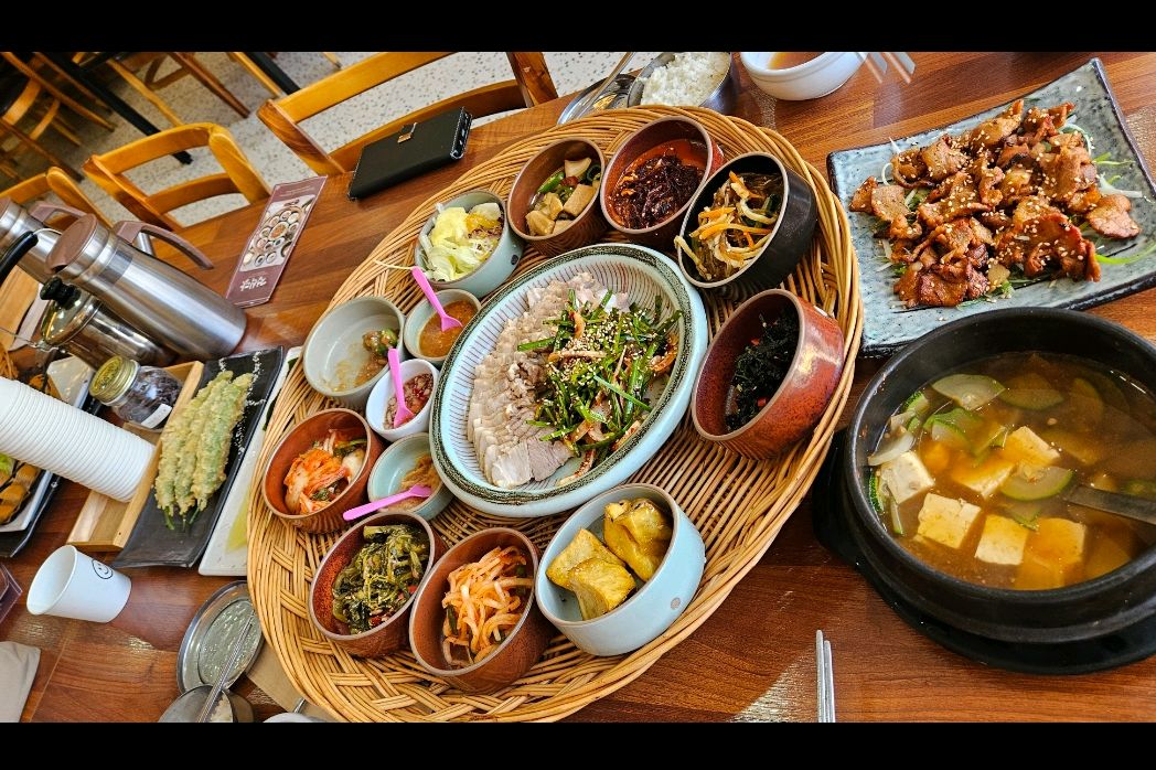 음식 재료가 신선하고 반찬 하나하나 다 맛있습니다 양이 많습니다 휴일에 브레이크타임