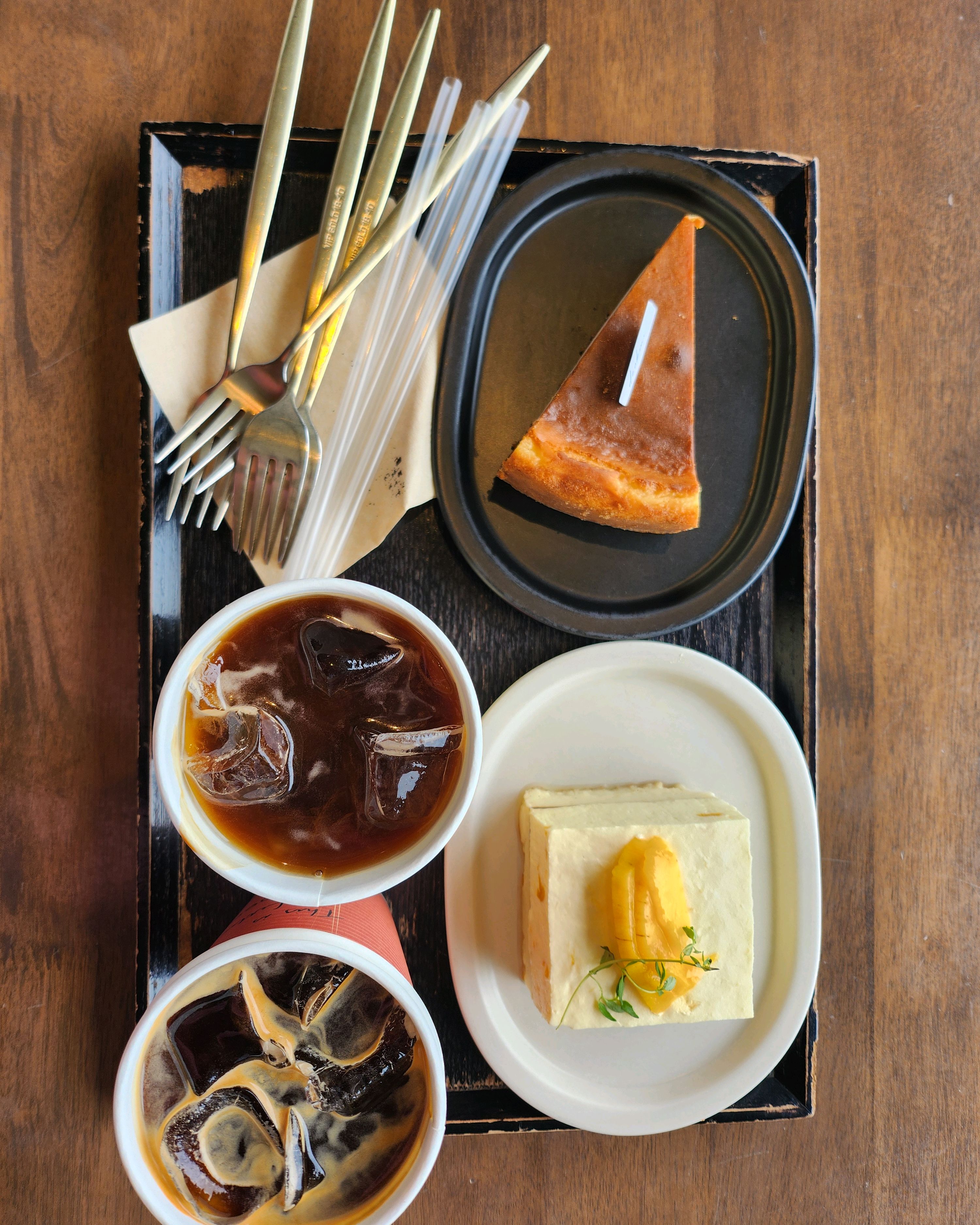 해안가 주택을 리모델링해서 바다를 바라바라보고 있는 덕미카페 커피도 너무 맛있고 케익전문점
