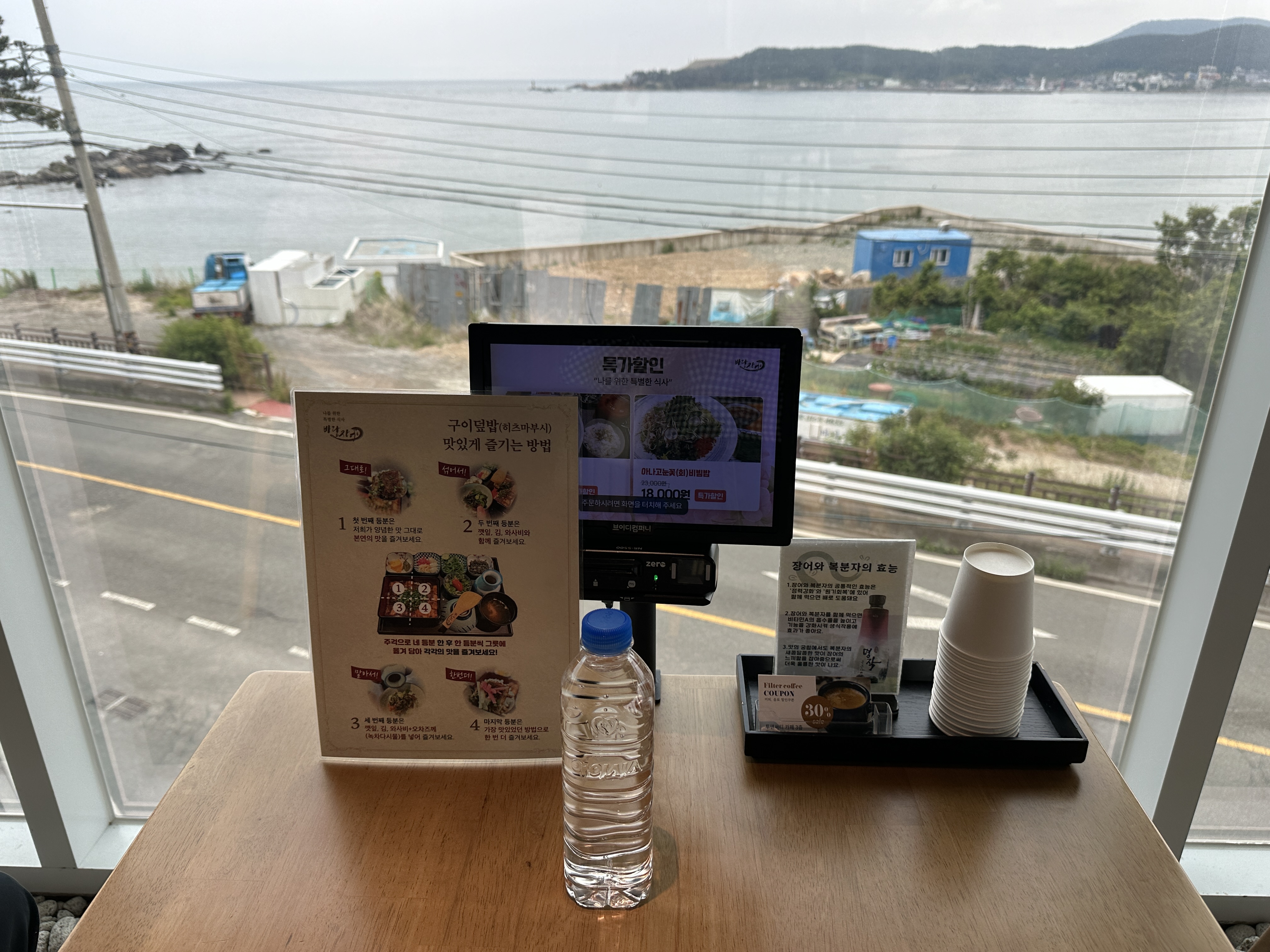 전체적으로 깔끔하고 직원들도 친절해요!! 장어 덮밥을 먹었는데 음식도 굉장히 정갈하고 맛있
