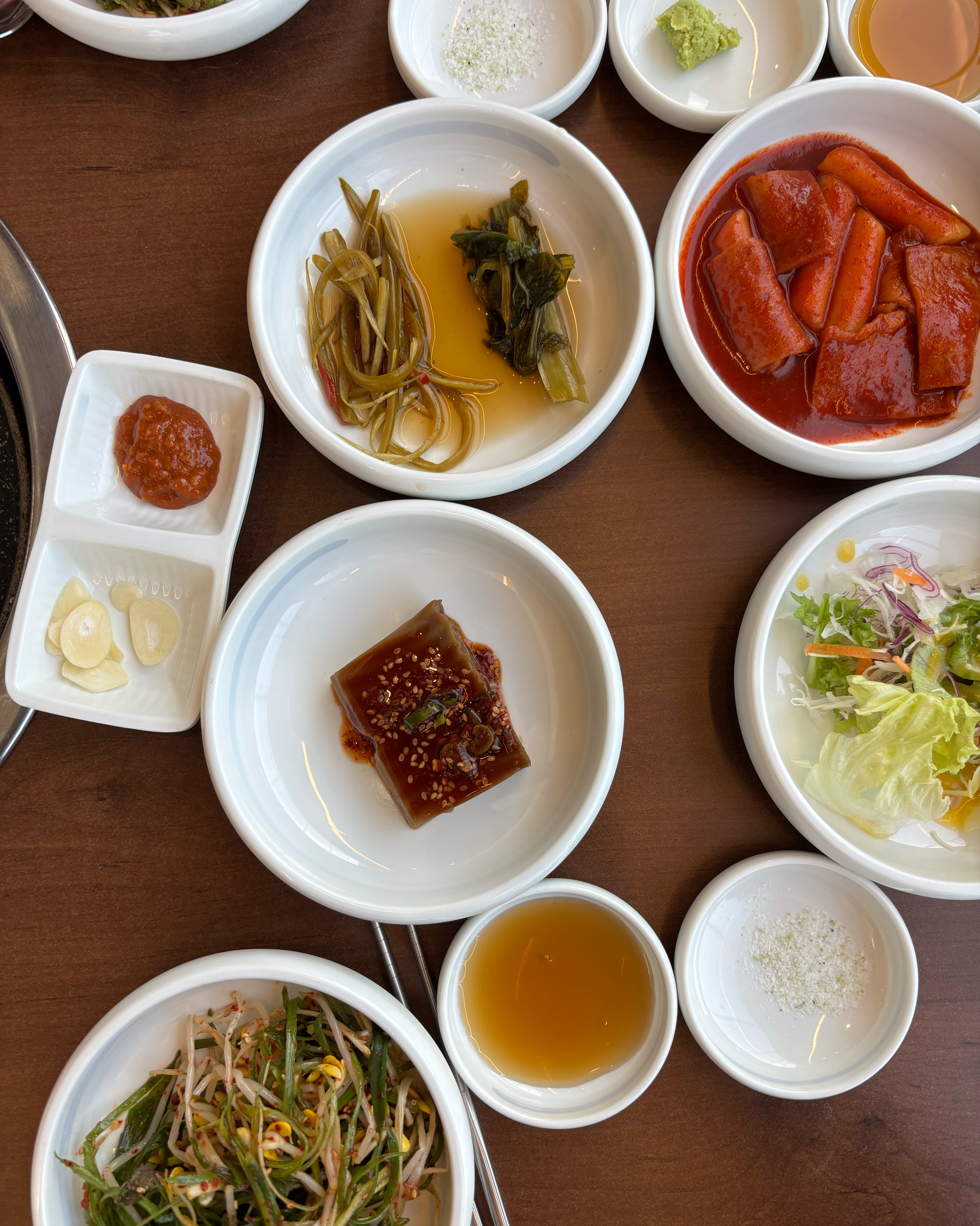 뷰가 좋고 고기질이 좋아요. 채소가 싱싱하고 전반적인 반찬들도 다맛있습니다. 오픈런때와서