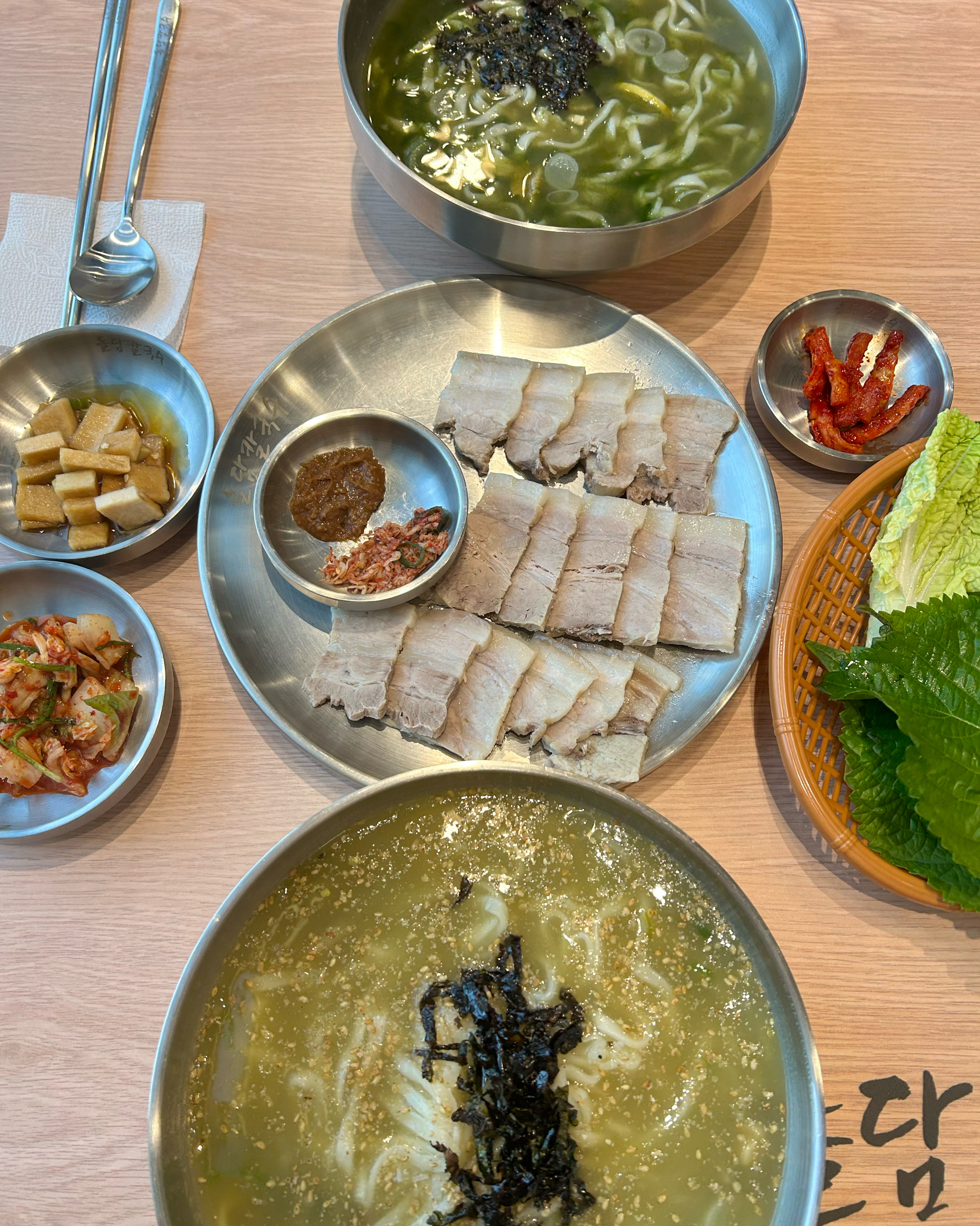 보말칼국수 먹으러 왔다가 매생이칼국수도 있길래 둘다 시켜먹었습니다. 보말도 좋지만 매생이칼